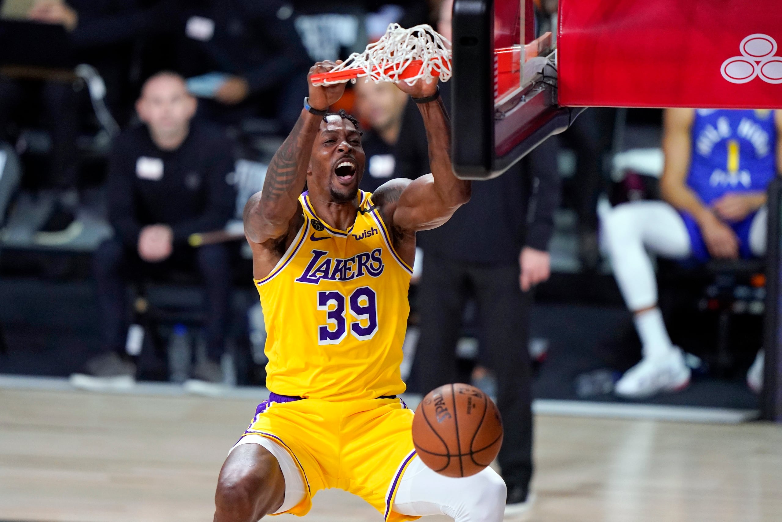 Dwight Howard, en uniforme de los Lakers de Los Ángeles, donqueo el balón durante la segunda mitad de un juego de postemporada en contra de los Nuggets de Denver, el viernes 18 de septiembre de 2020, en Lake Buena Vista, Florida.