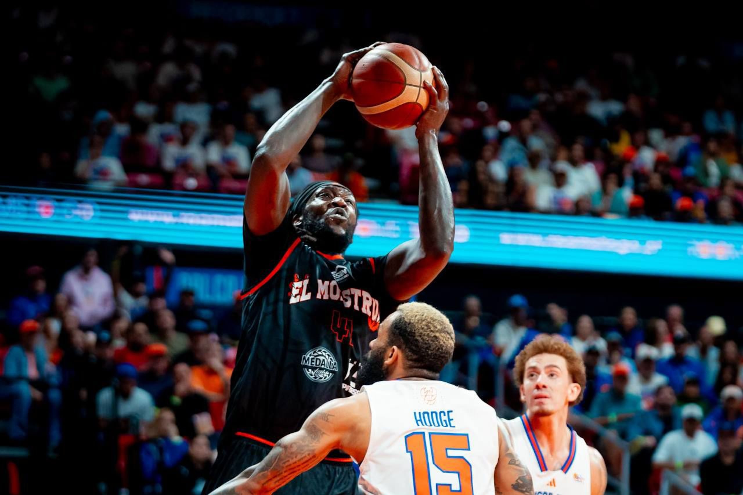 Montrezl Harrell, refuerzo de los Atléticos, tira al canasto contra los Cangrejeros.