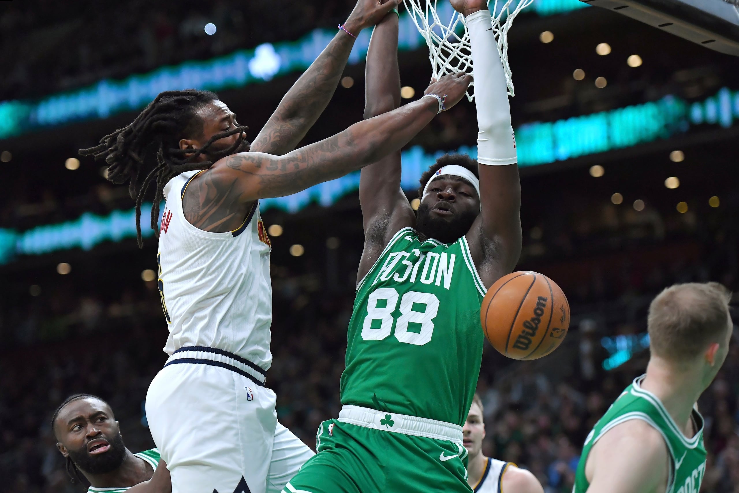 El pívot de los Celtics de Boston, Neemias Queta, defiende mientras el pivot de los Nuggets de Denver, DeAndre Jordan, intenta anotar en el encuentro del domingo dos de marzo del 2025.