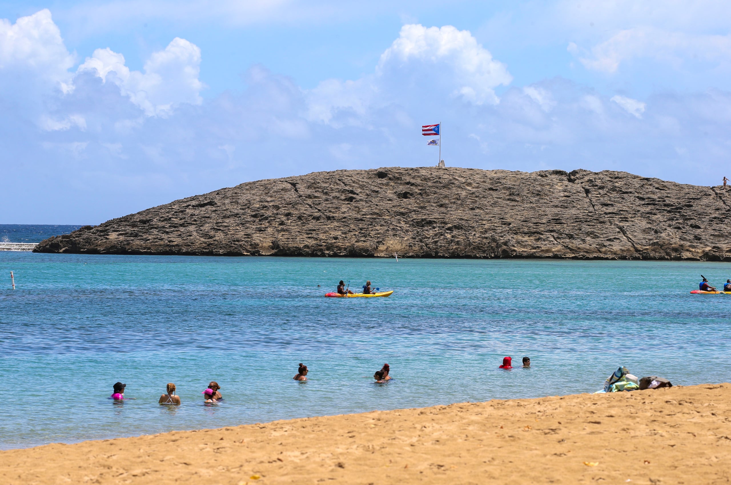 Las autoridades han reiterado a la ciudadanía que deben mantenerse fuera del agua debido a las fuertes marejadas que afectan la costa norte de la isla.