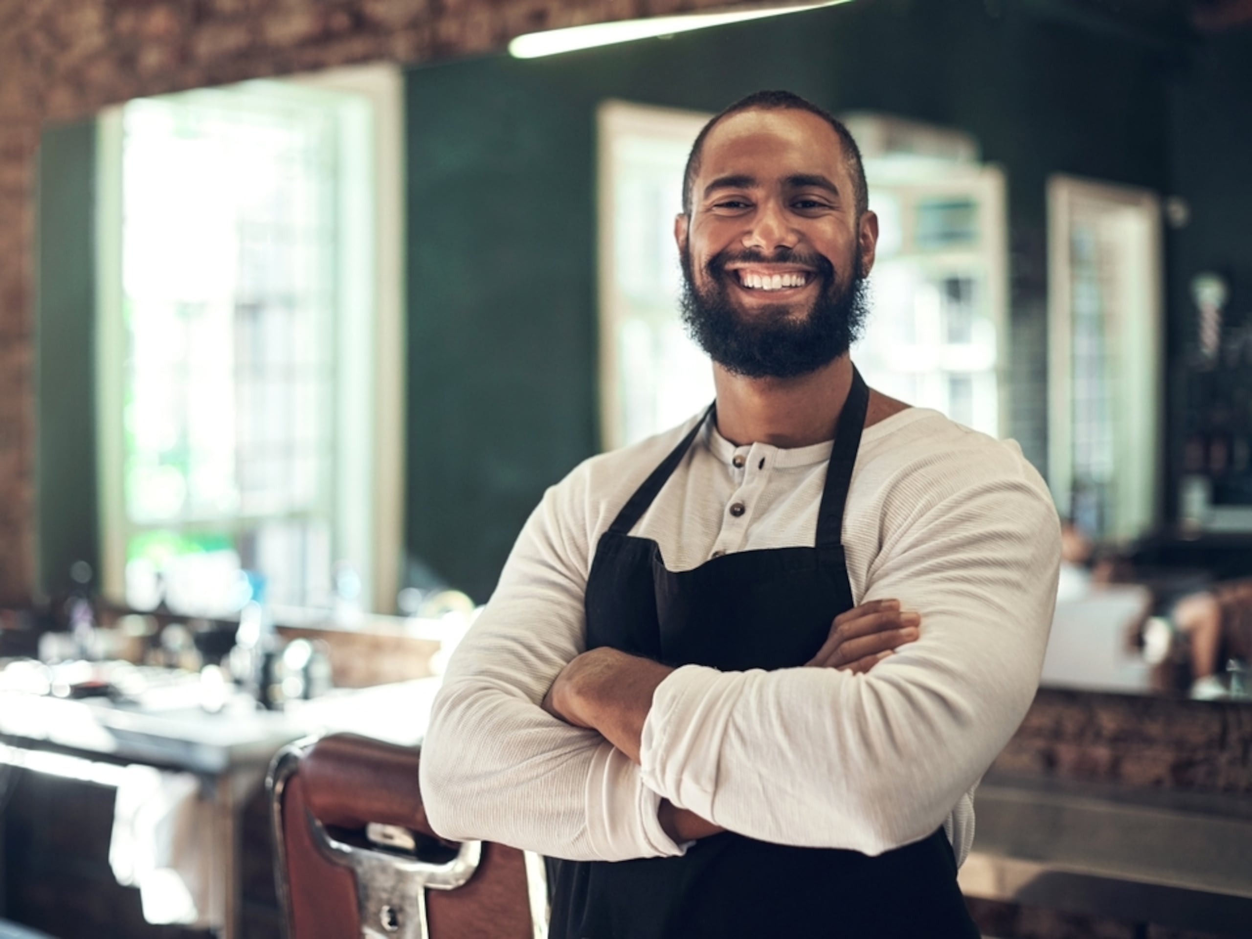 Para evitar errores y facilitar el cumplimiento, es esencial mantener registros organizados, separar las finanzas personales del negocio y consultar con un CPA.