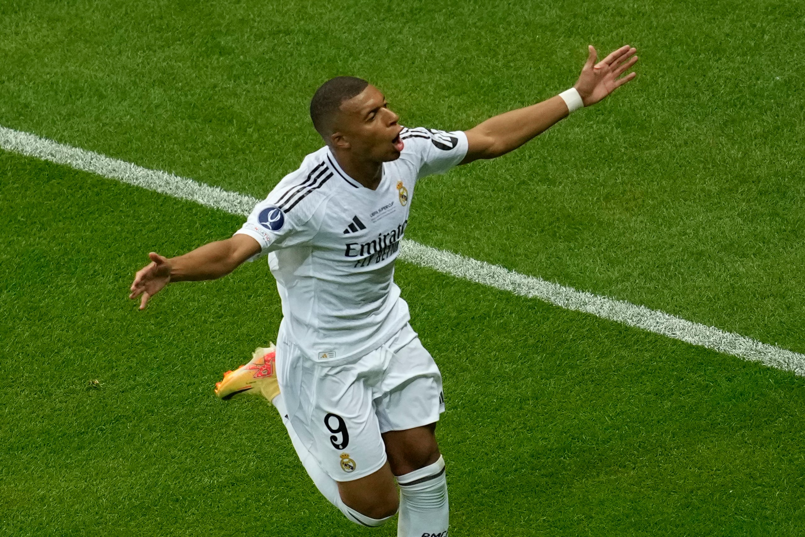Kylian Mbappe festeja su primer gol con el Real Madrid en la final de la Supercopa de Europa contra el Atalanta.
