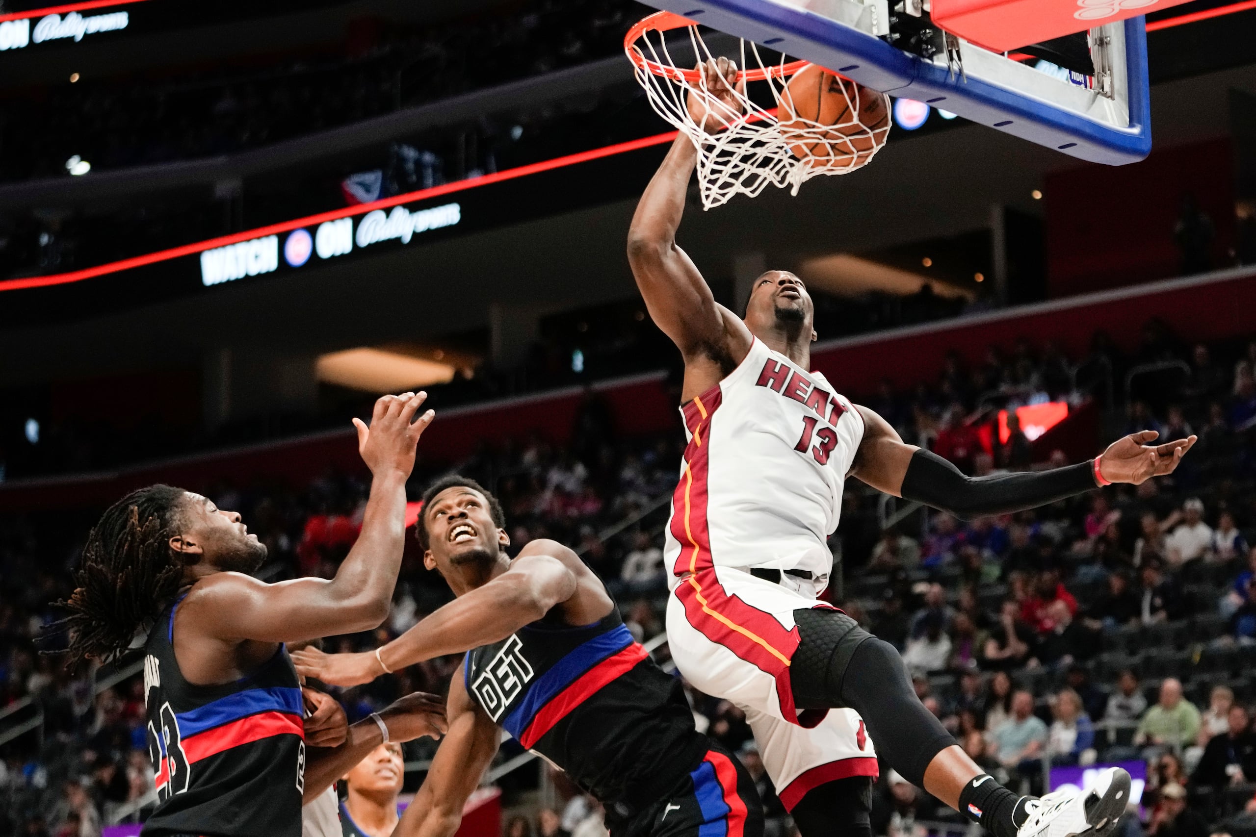 Bam Adebayo (13), del Heat de Miami.