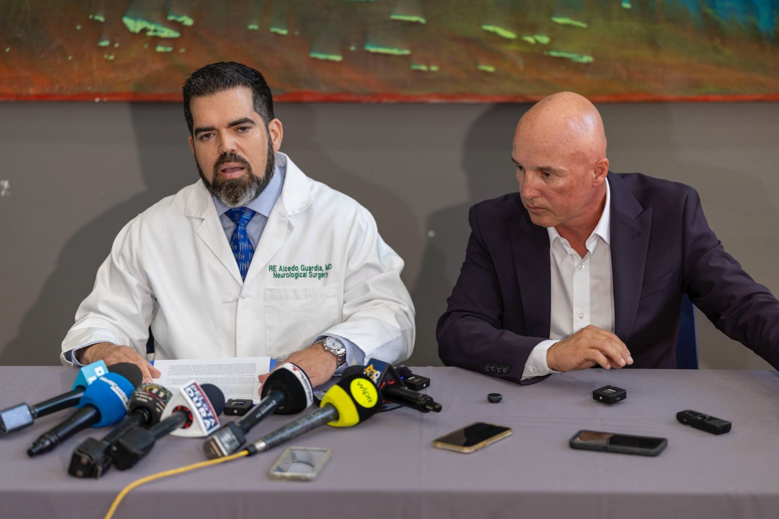 El Dr. Rodolfo Alcedo Guardia, a la izquierda, jefe de Neurociencias del Hospital Menonita Caguas y Calixto Negrón Aponte, director de campaña de Juan Dalmau.