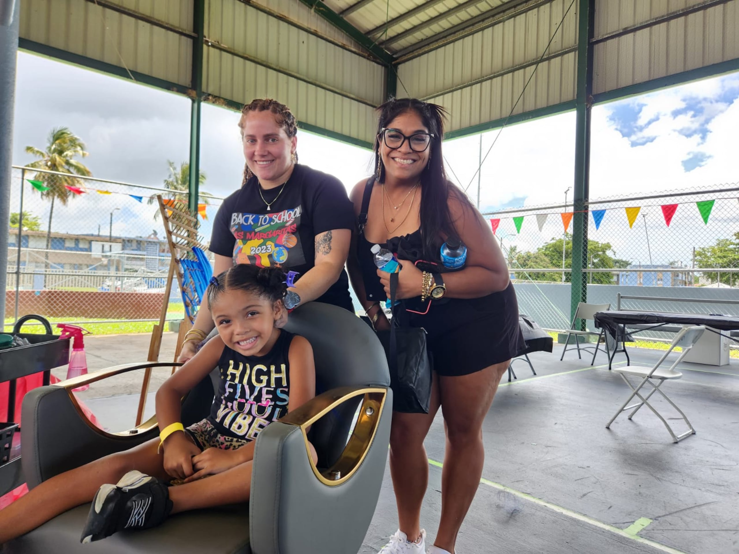 Como muchos padres y madres, Arymar Rivera Sánchez aprovechó para que su hija Liah Goytía Rivera luciera hermosa con unas trenzas realizadas por la estudiante de cosmetología Ilene Otero López.