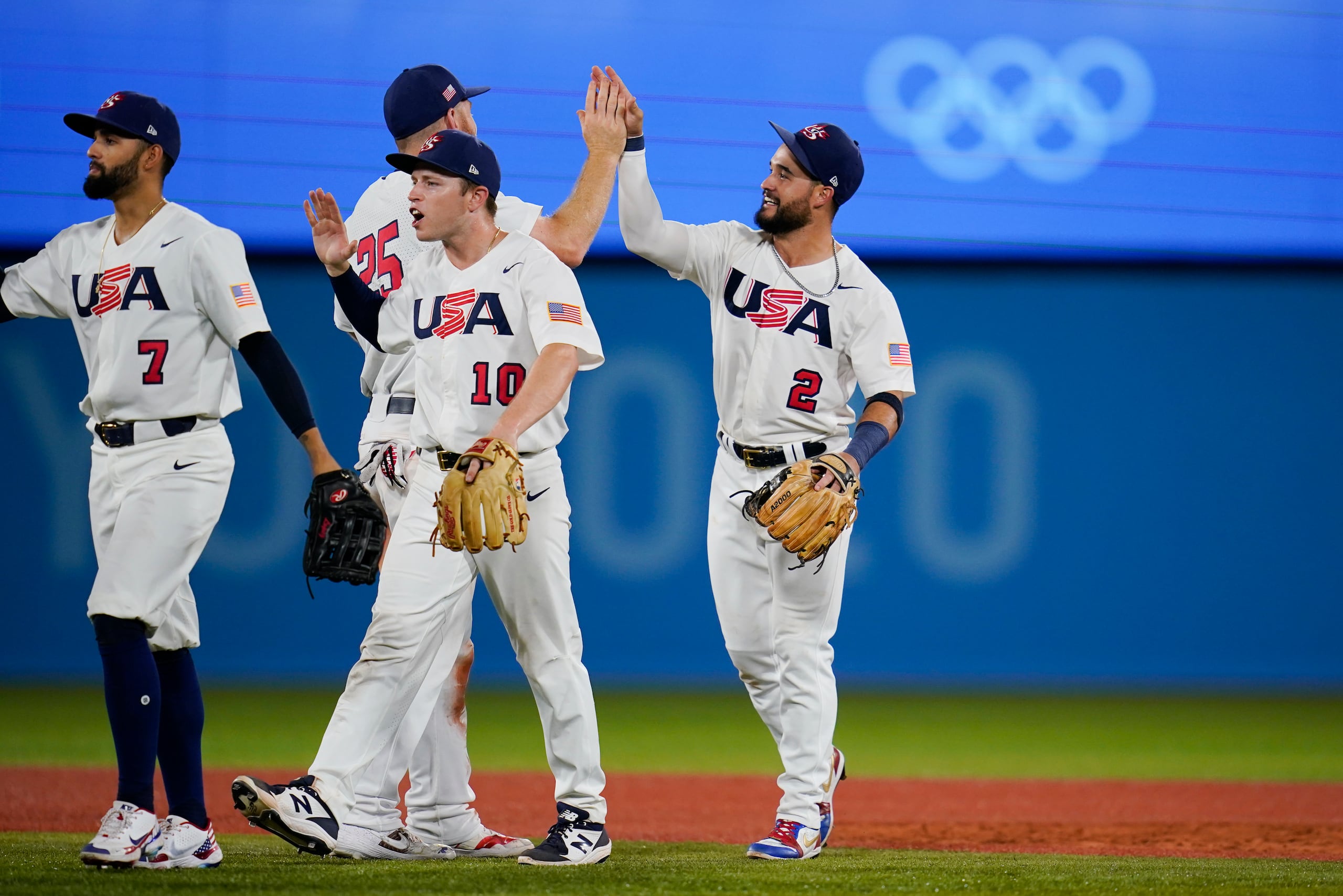 El boricua Jack López (7) y Eddy Alvarez (2) celebran el triunfo de Estados Unidos para pasar al partido por la medalla de oro de los Juegos Olímpicos Tokio 2020. En esa edición el béisbol se jugaba por primera vez desde el 2008. Y no se jugó este año en París 2024.