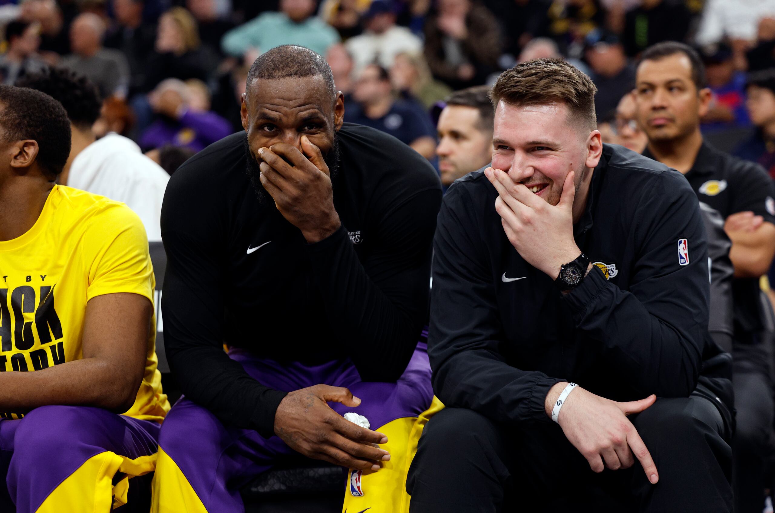 Luka Doncic, a la derecha, y LeBron James, de los Lakers de Los Ángeles, se ríen en la banca durante un partido de baloncesto de la NBA en contra de los Clippers de Los Ángeles, el martes 4 de febrero de 2025, en Inglewood, California.