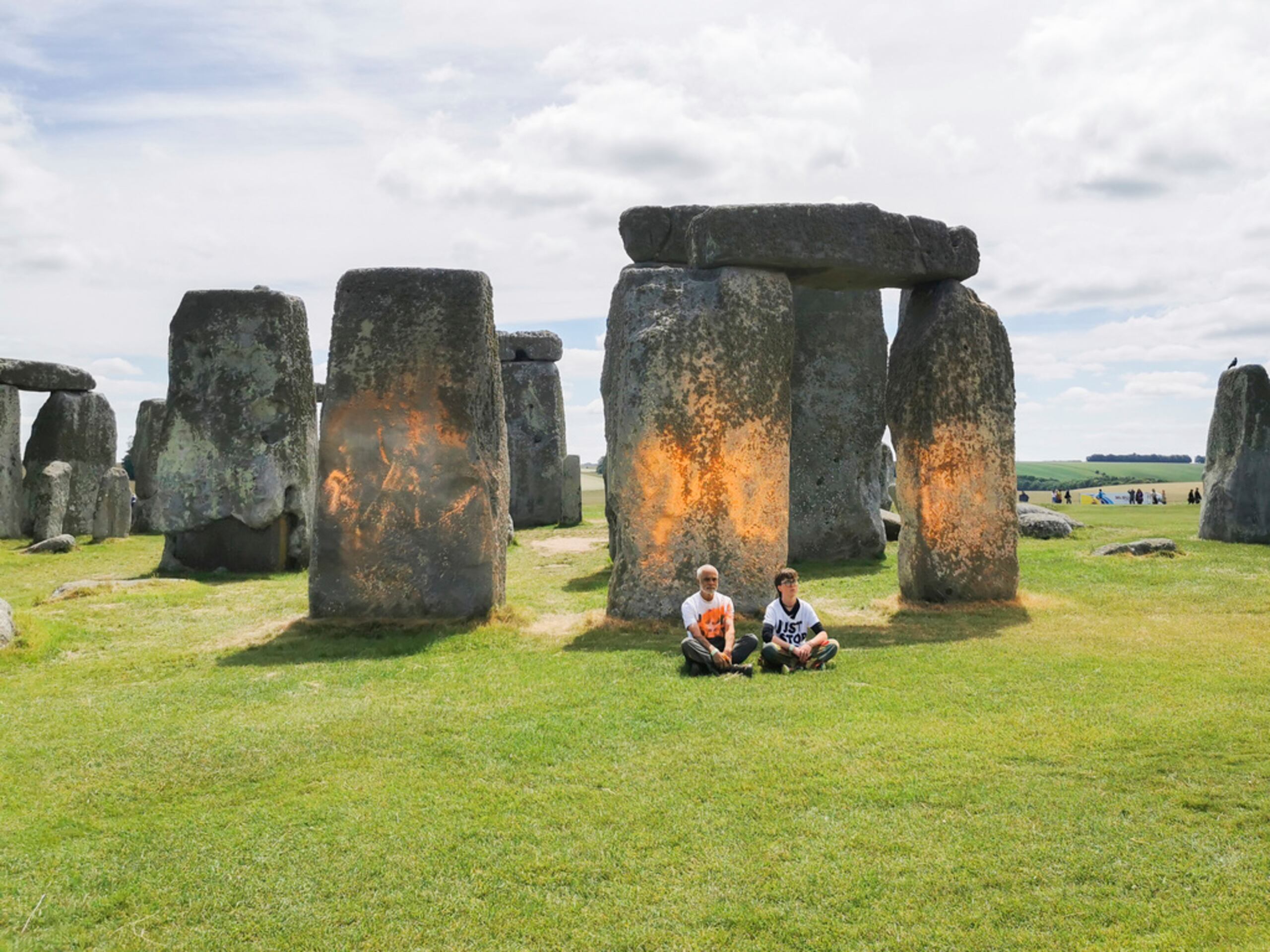 Manifestantes de Just Stop Oil sentados después de rociar puntira en Stonehenge este miércoles.