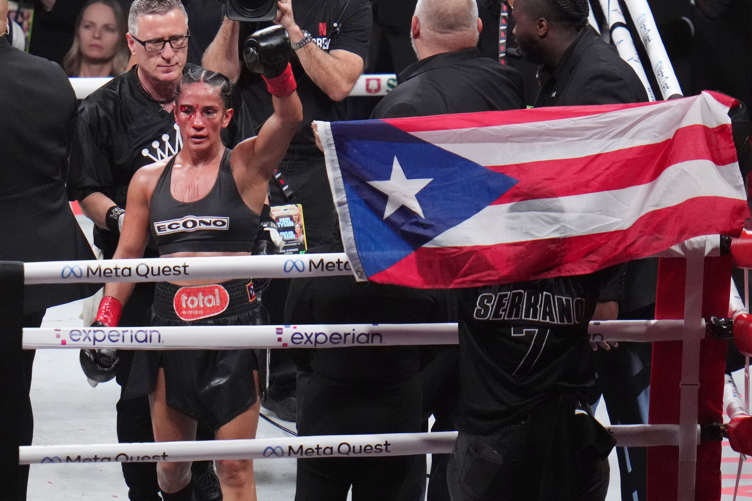 Amanda Serrano después de su pelea con Katie Taylor.