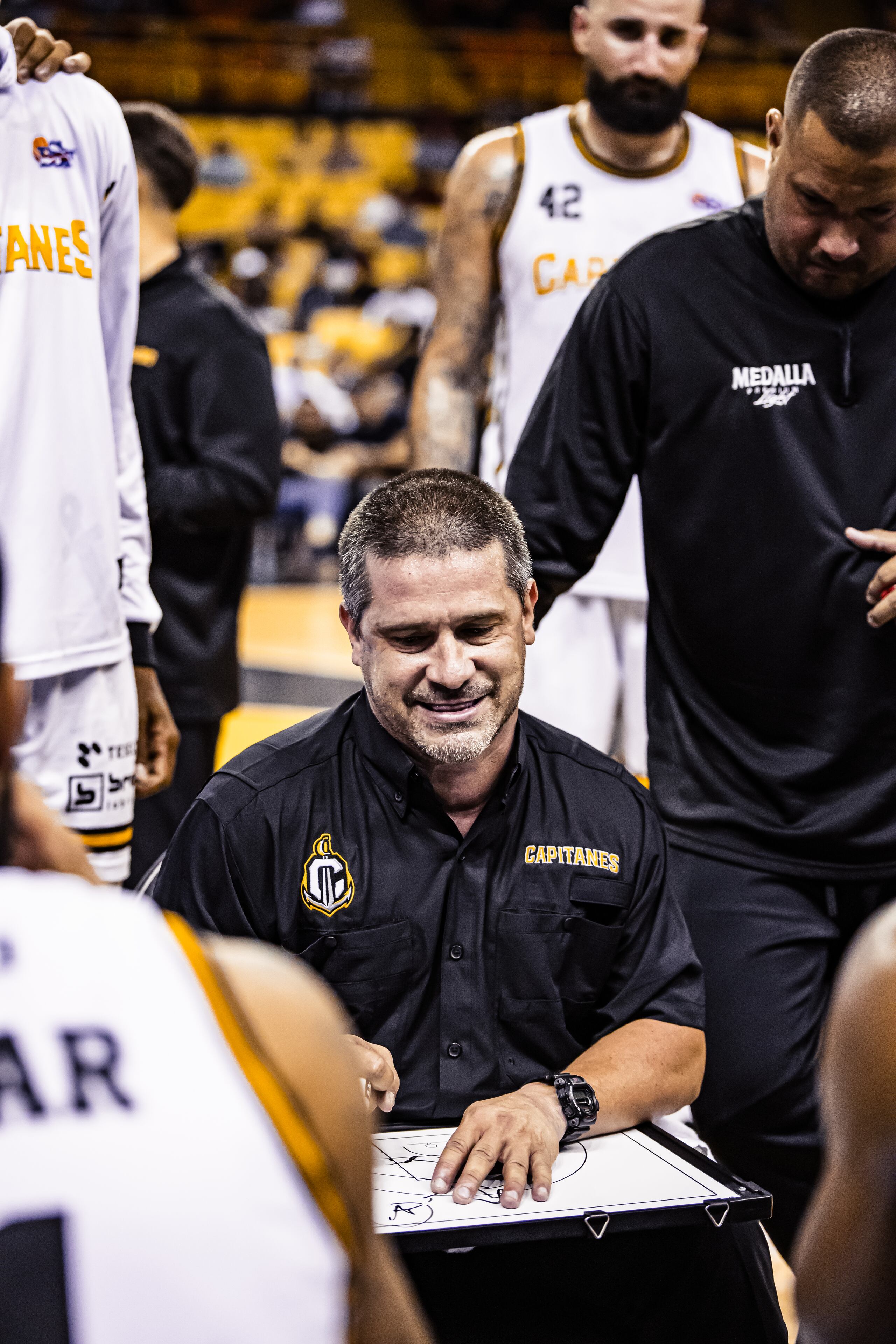 Juan Cardona en su primer juego en su regreso como dirigente de los Capitanes de Arecibo.