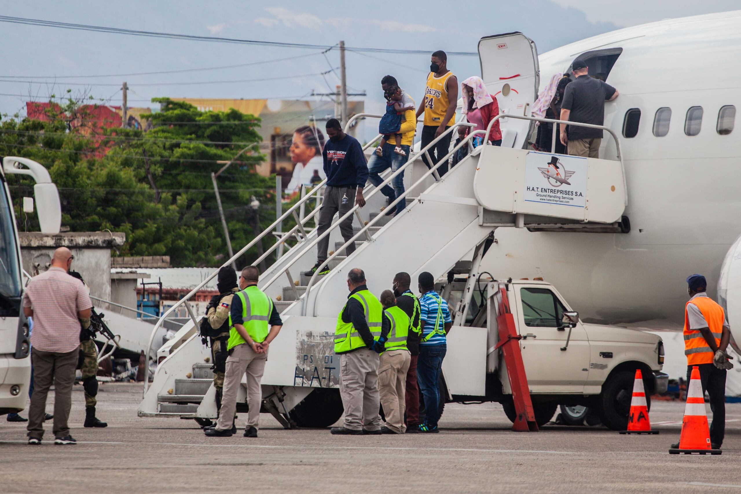 El martes, la policía, fuertemente armada y en vehículos blindados, controlaba en el exterior del aeropuerto los camiones utilizados para el transporte público que pasaban por allí.