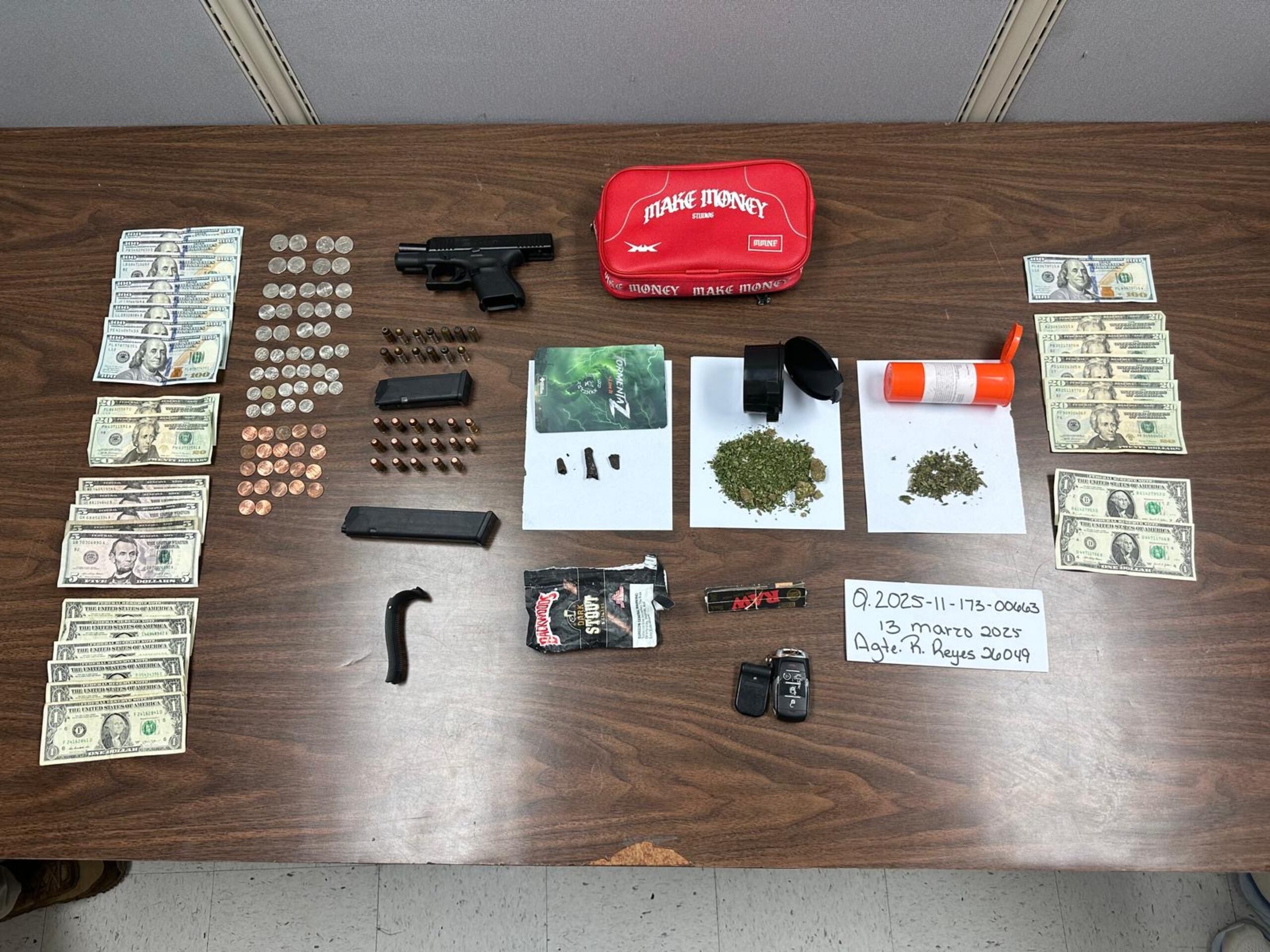 Pistola calibre .40, cargadores, balas, picadura de marihuana y dinero en efectivo ocupado en la guagua del cantante urbano Hades 66.