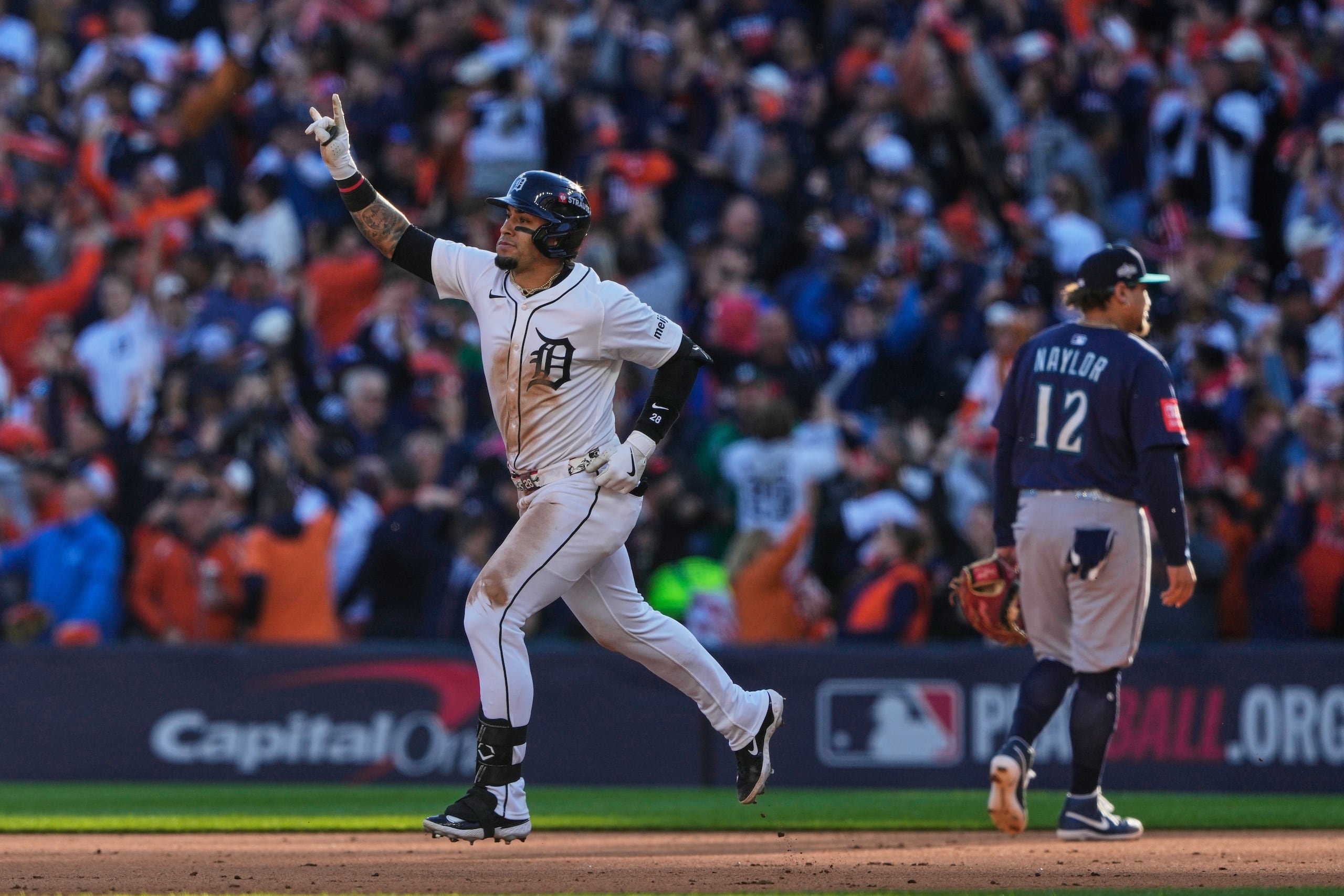 Javier Báez celebra después de conectar un cuadrangular de dos carreras frente a los Mariners de Seattle.