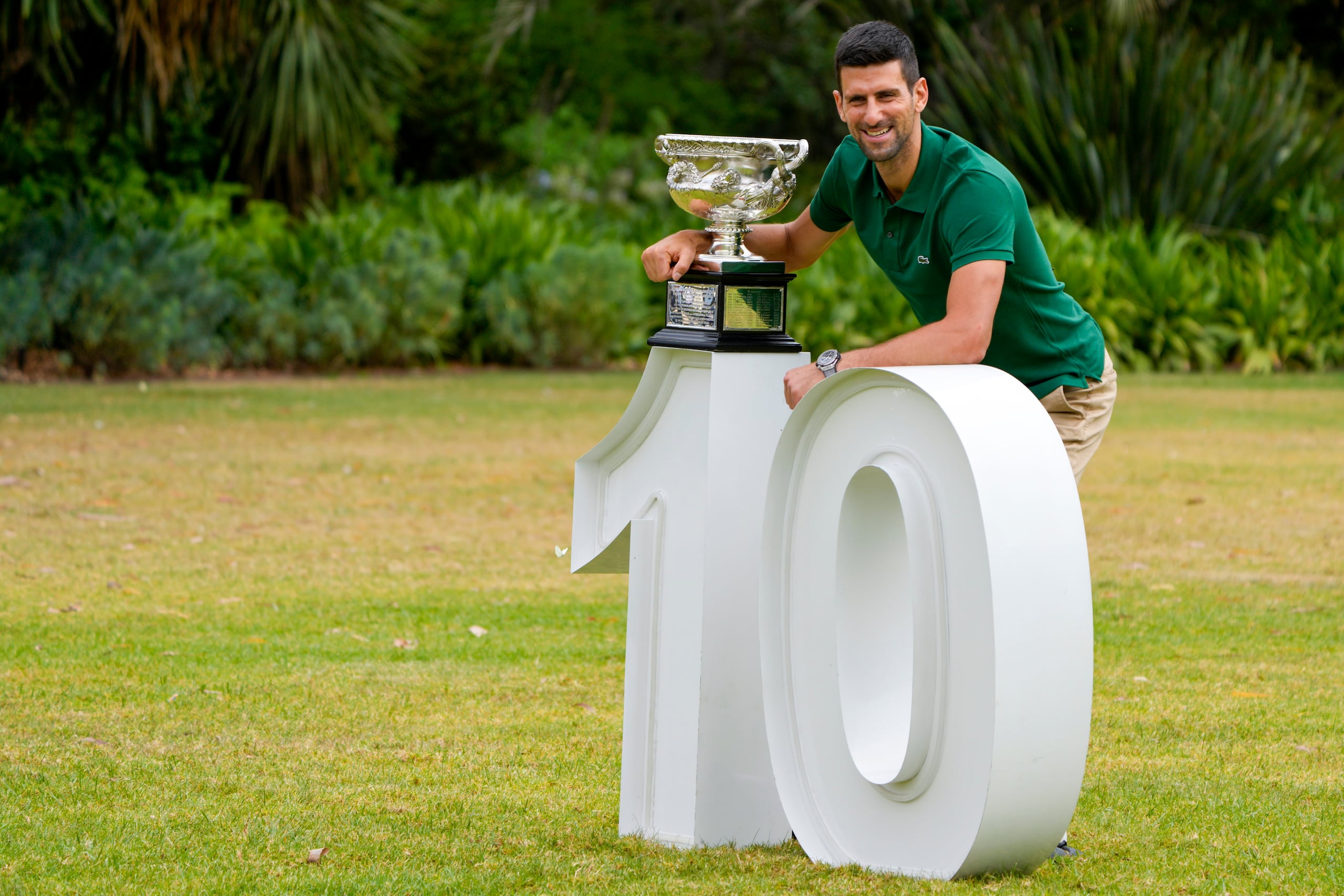 Novak Djokovic posa con el trofeo de campeón del Abierto de Australia después de haber vencido a Stefanos Tsitsipas en la final masculina, el 30 de enero de 2023. El serbio ha ganado 10 de sus 24 campeonatos de Grand Slam en Melbourne Park.