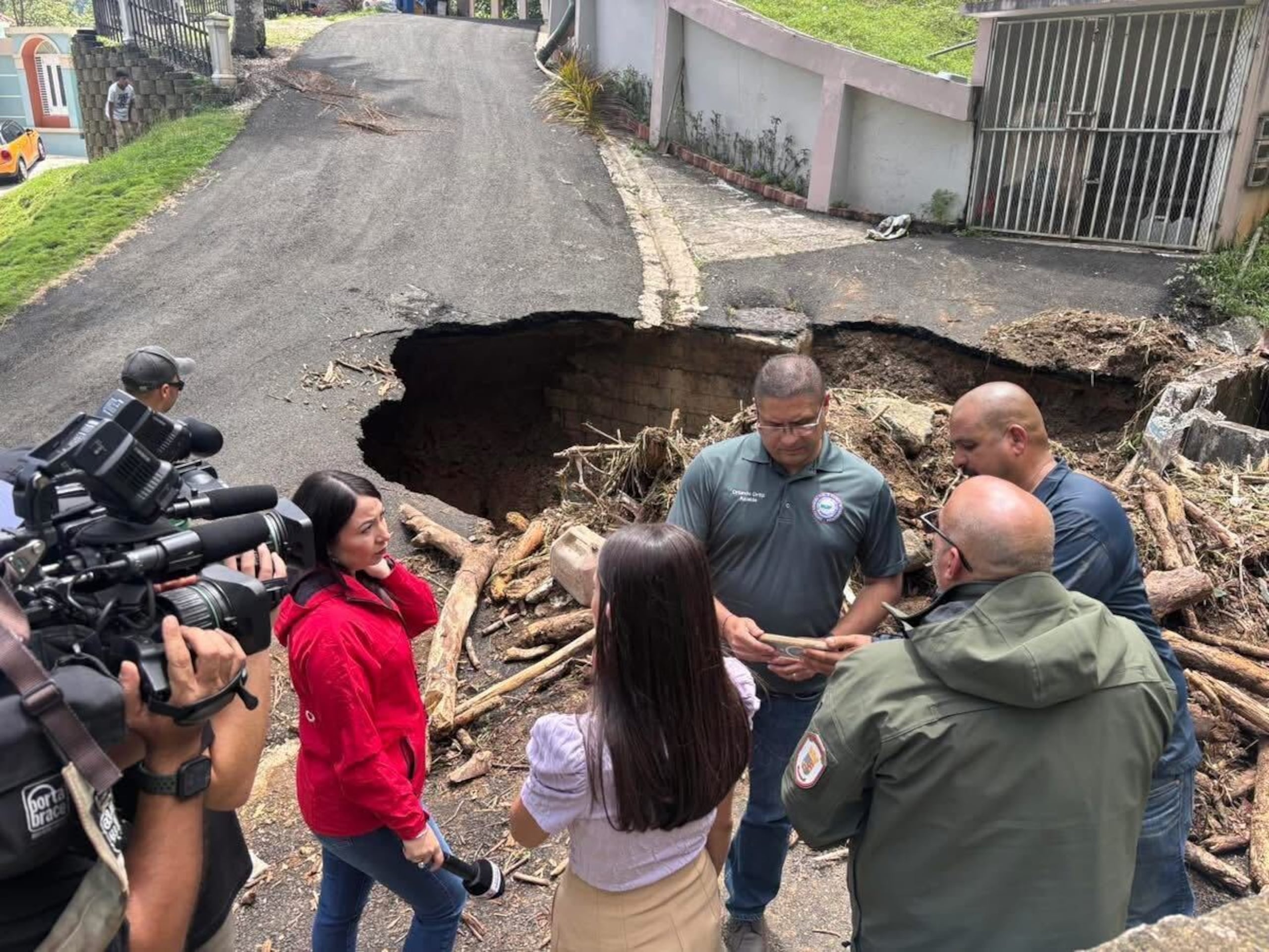 Socavón en la carretera 815, en el barrio Nuevo, sector Mulitas.