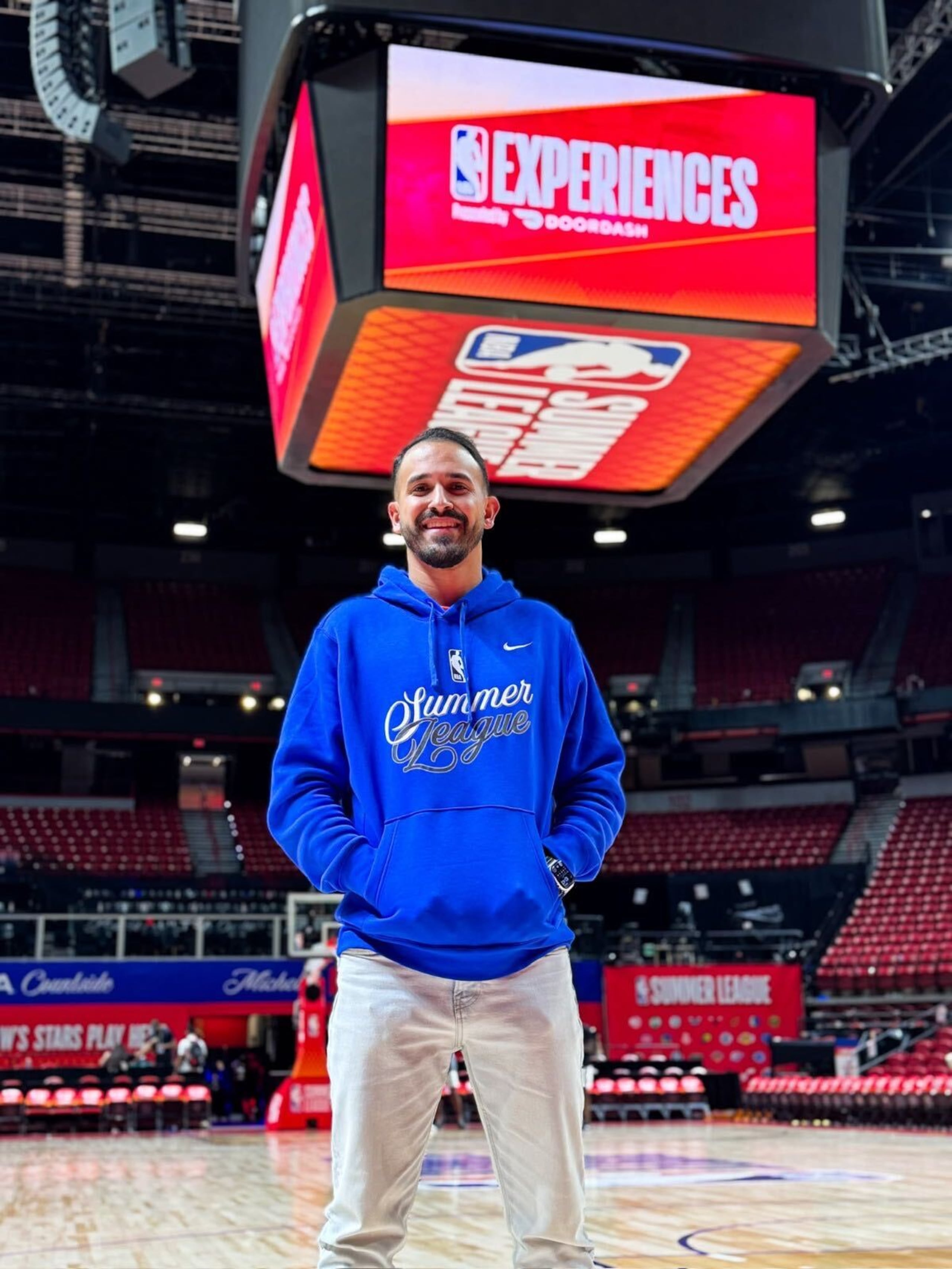 Edgar Xavier Vargas en la cancha del NBA Summer League en Las Vegas.