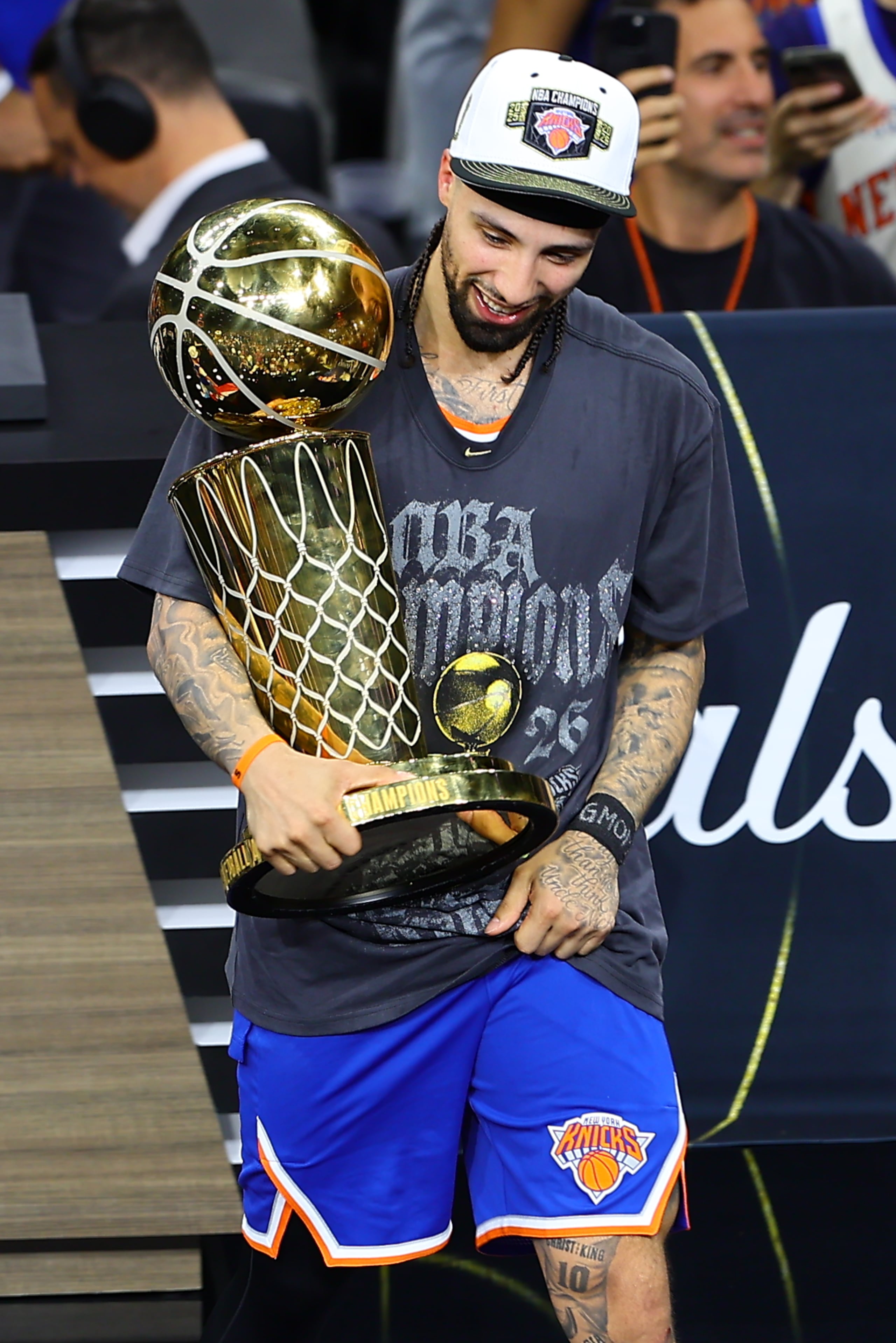 El puertorriqueño José Alvarado celebra después de ganar el campeonato de la NBA con los Knicks de Nueva York.