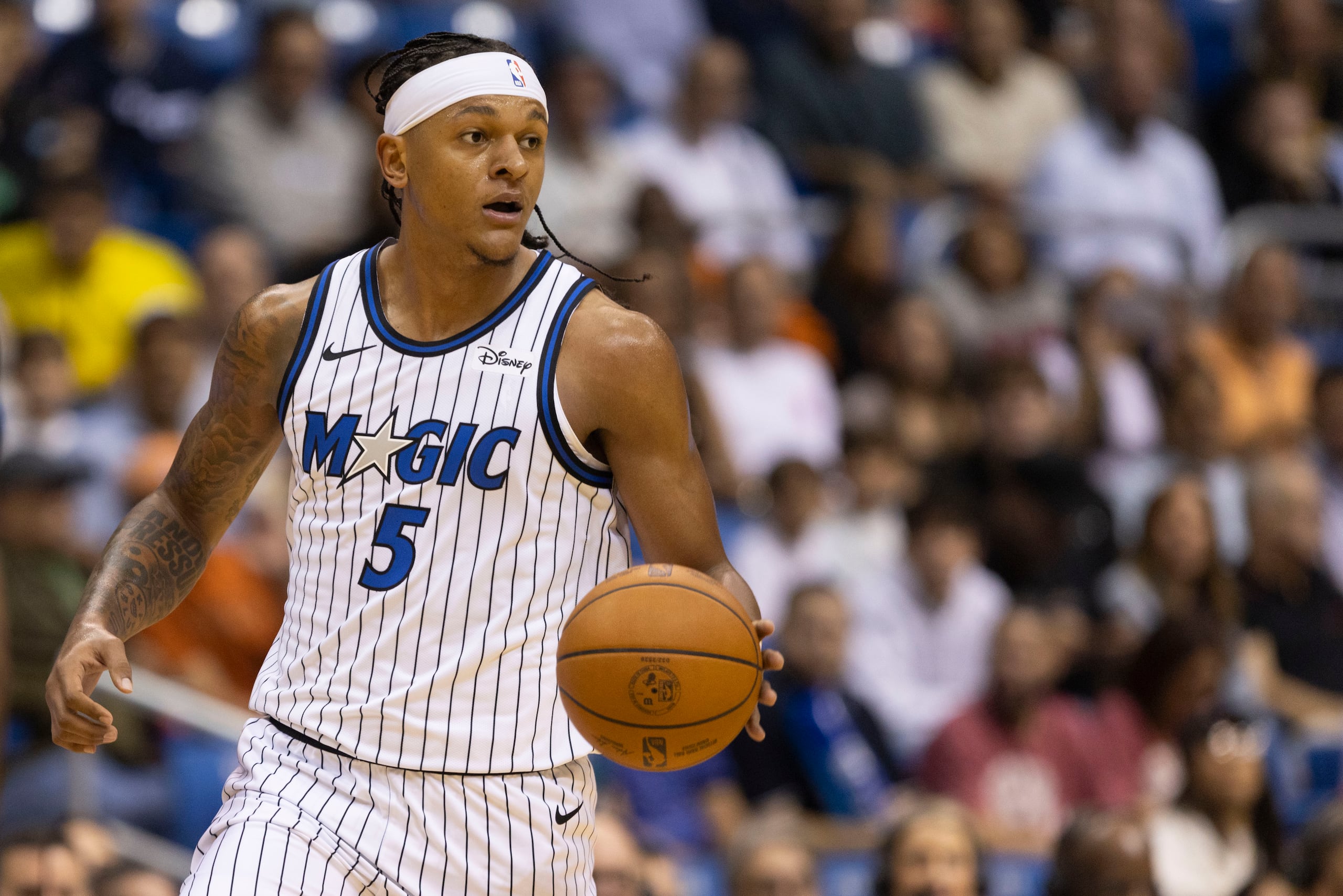 Paolo Banchero, estrella del Magic de Orlando, maneja el balón en el juego de pretemporada contra el Heat de Miami en Puerto Rico.