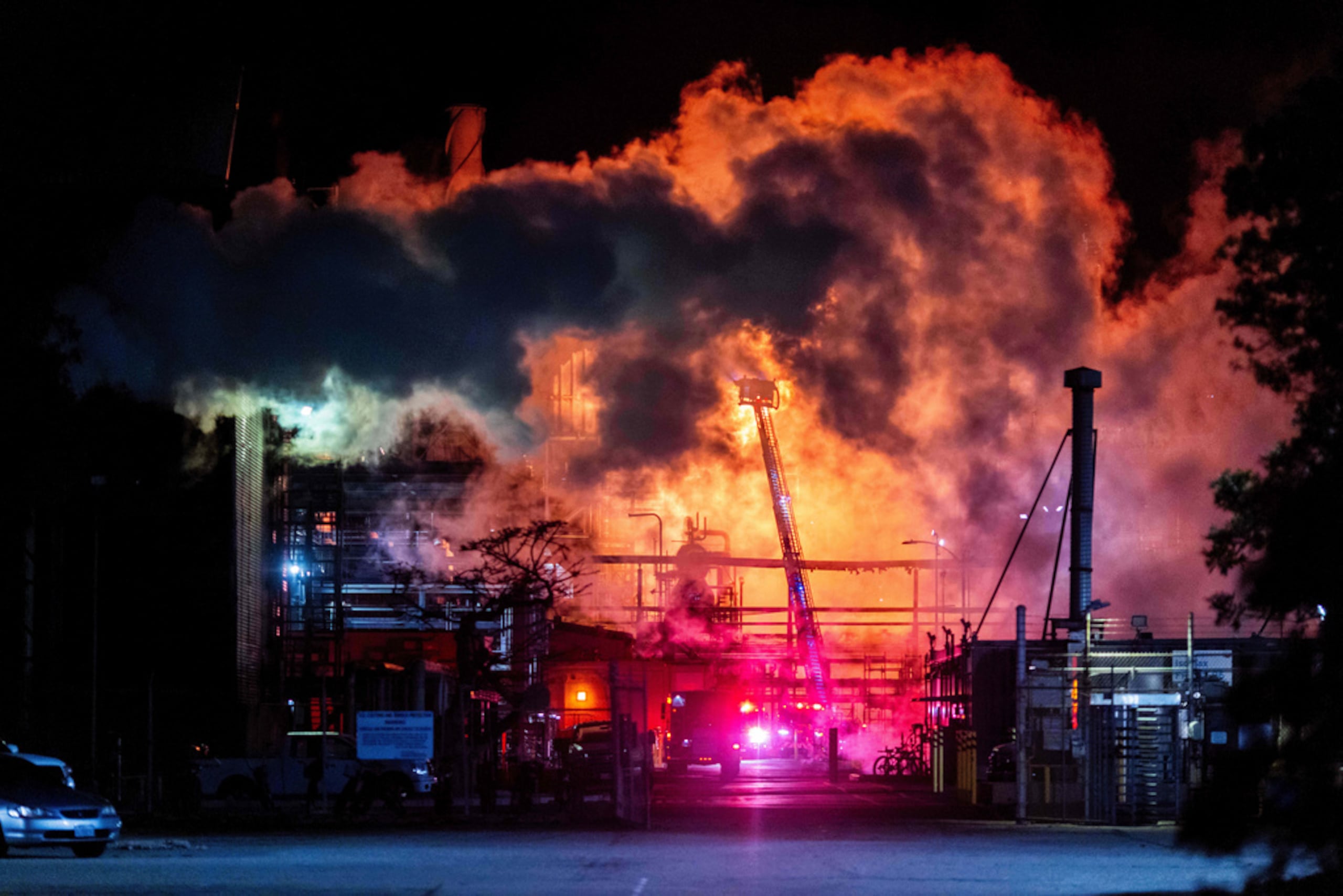 Las llamas se elevan desde la refinería Chevron en El Segundo, California, el 2 de octubre de 2025.