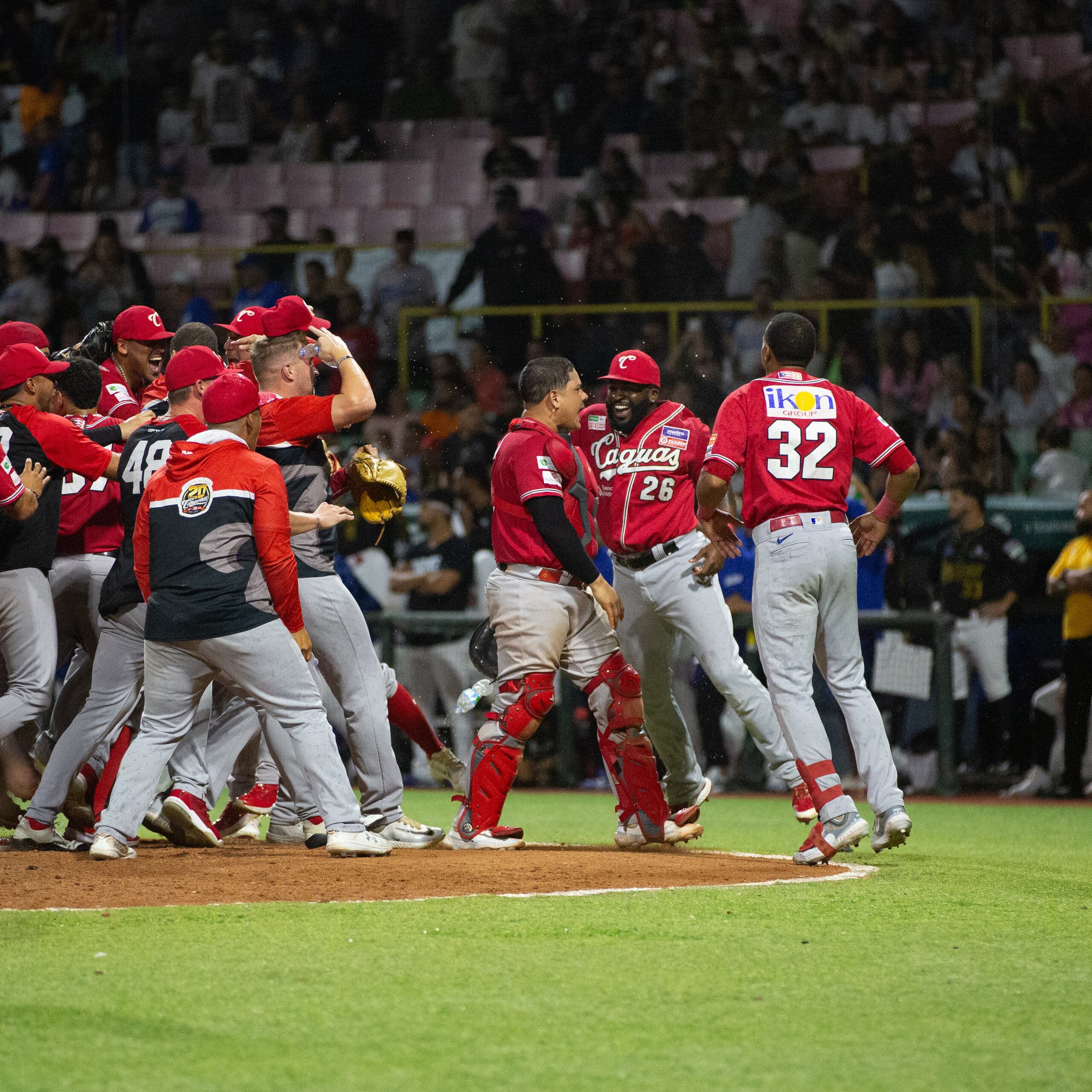 Los Criollos celebraron como campeonato el pase a la final sobre el terreno del estadio Hiram Bithorn.