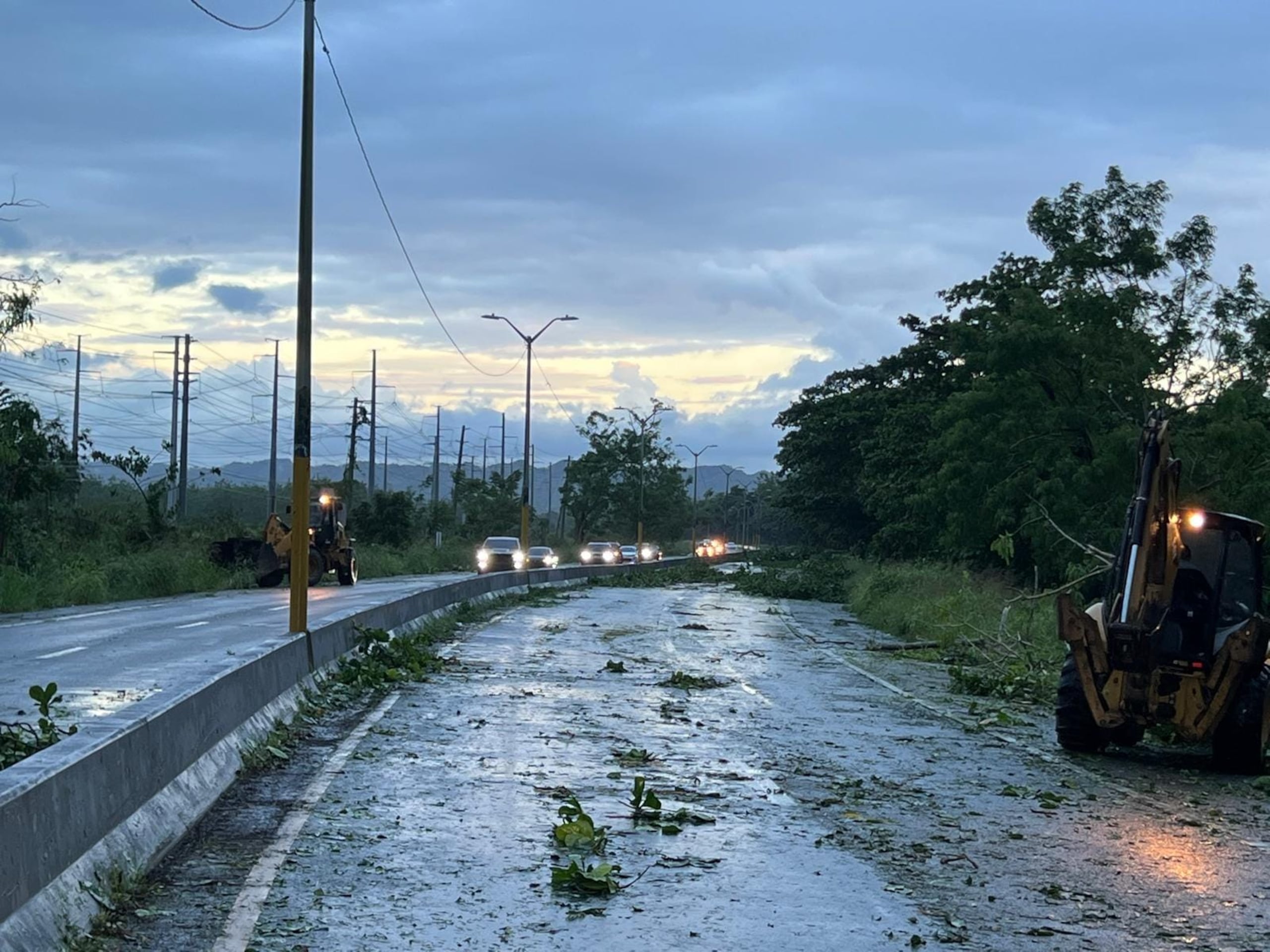 Mal tiempo en Arecibo por los efectos de una vaguada el 2 de mayo de 2024.