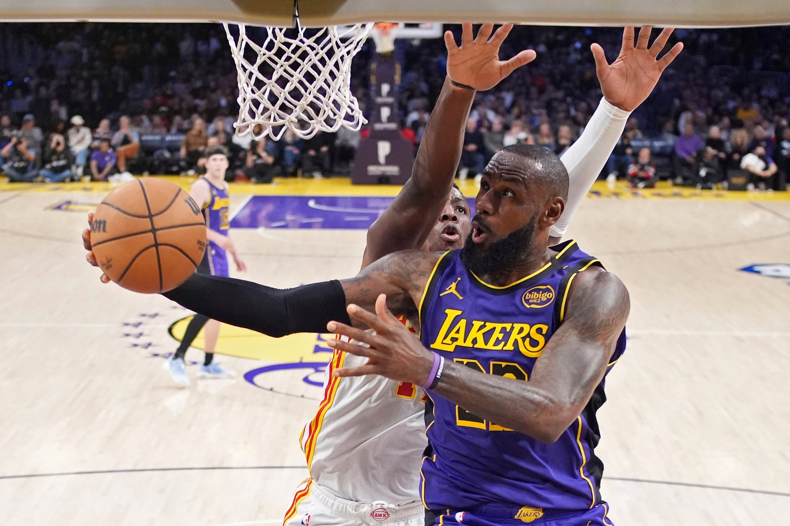 El alero de los Lakers de Los Ángeles LeBron James lanza el balón frente al alero de los Hawks de Atlanta Onyeka Okongwu en el encuentro del viernes, 3 de enero del 2025.