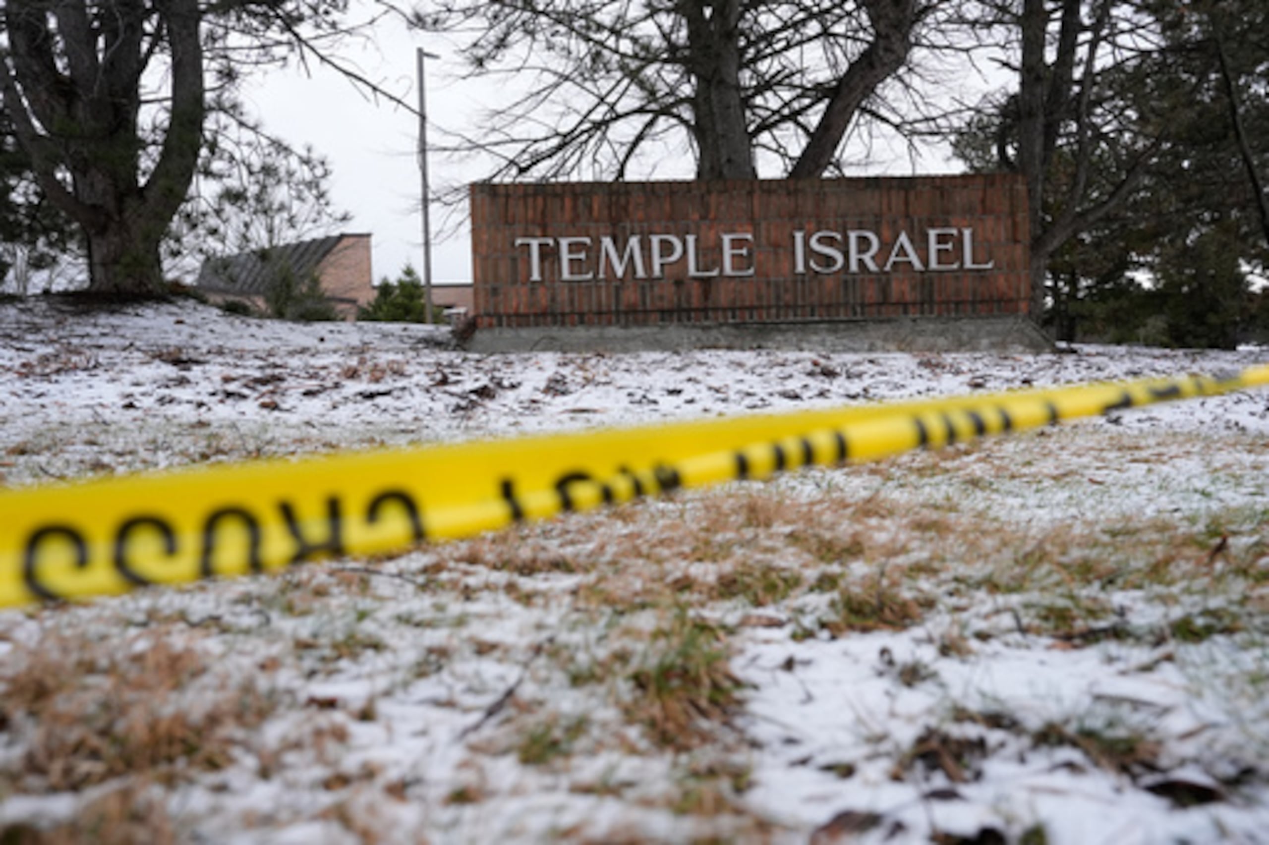 Cinta policial cuelga fuera de la sinagoga del Templo Israel el viernes 13 de marzo de 2026, en West Bloomfield Township, Michigan (AP Photo/Paul Sancya)