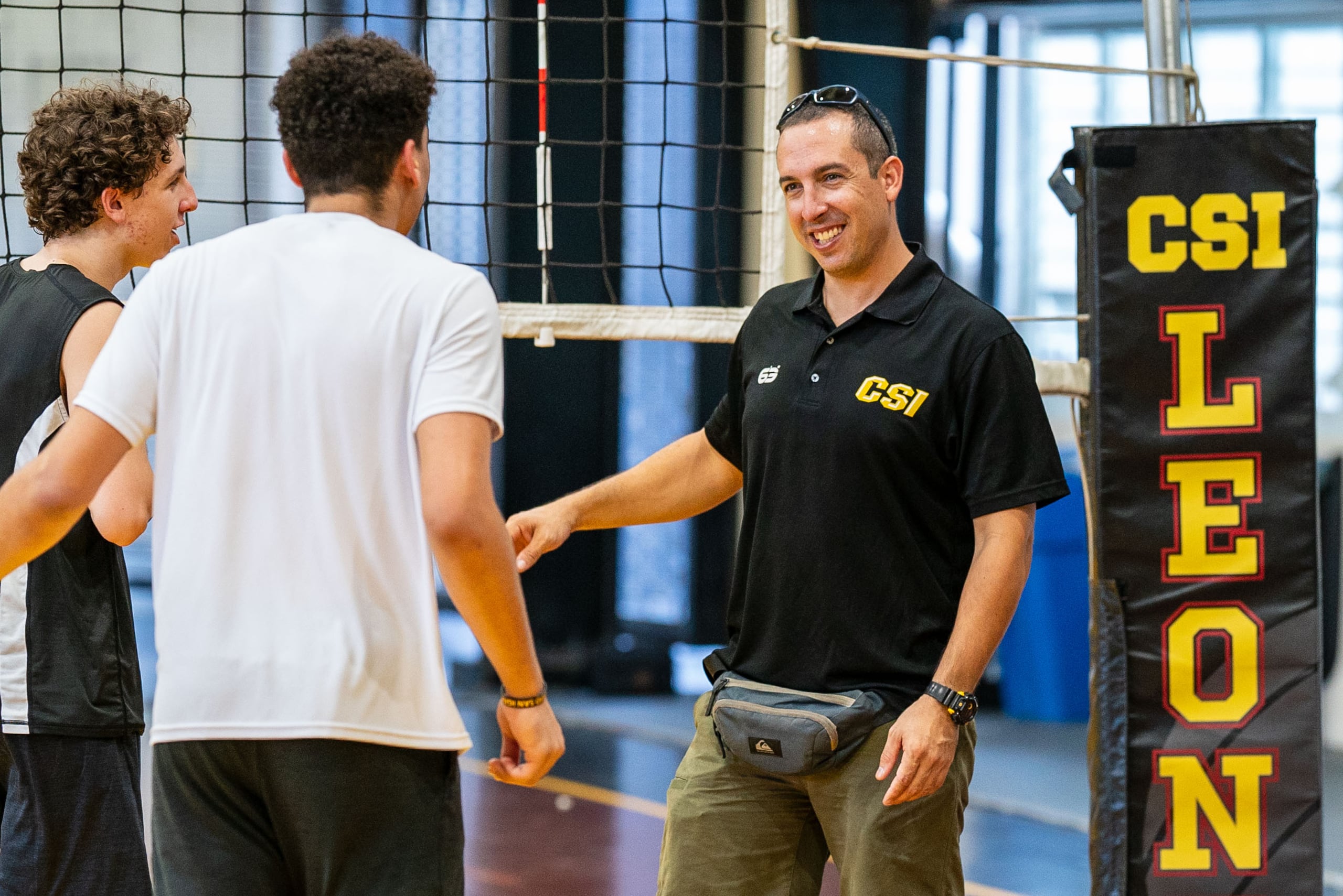Edwin Meléndez, dirigente de los Leones del Colegio San Ignacio, imparte instrucciones durante una práctica.