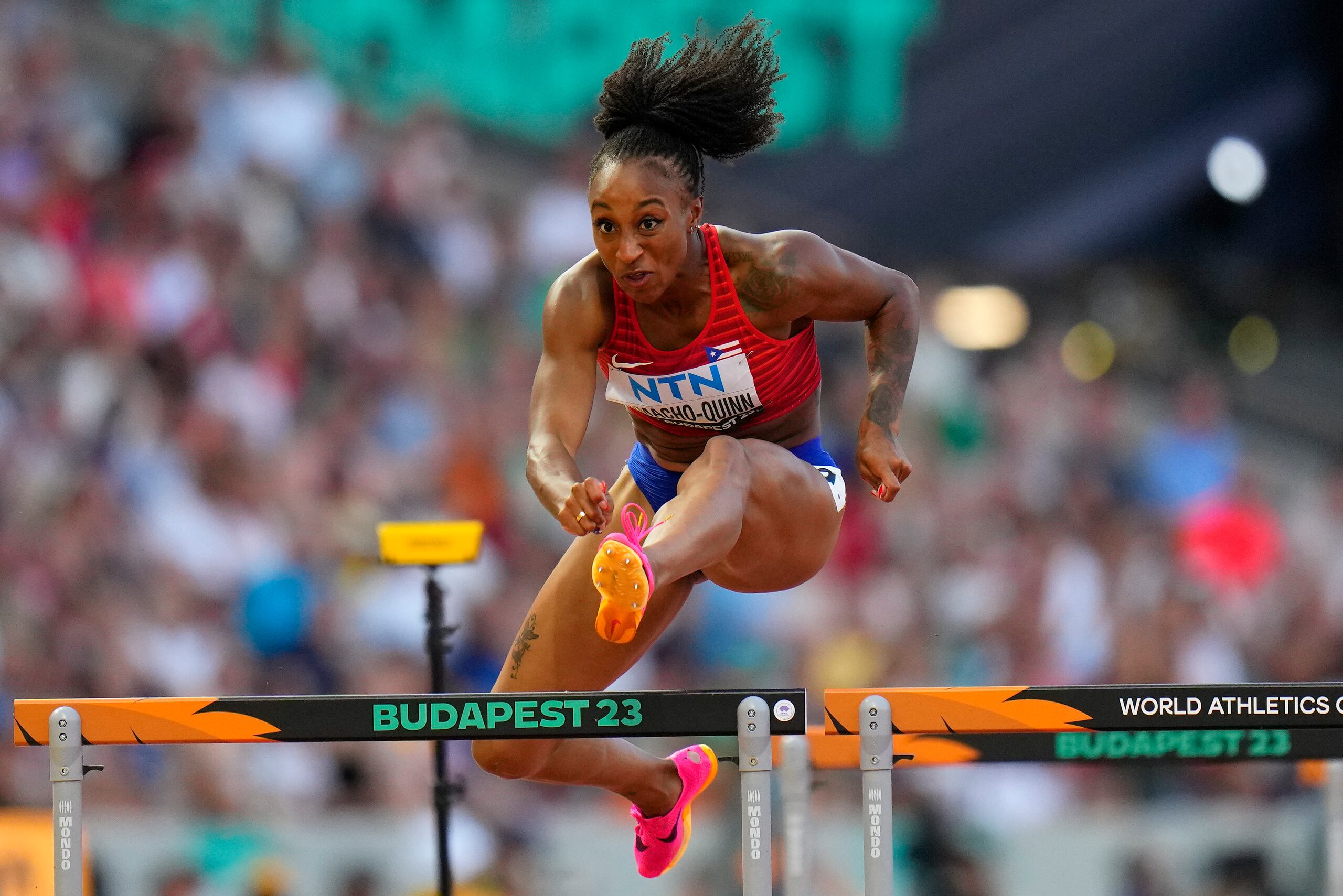 Jasmine Camacho Quinn pasó limpiamente las vallas y finalizó con tiempo de 12.47 segundos.