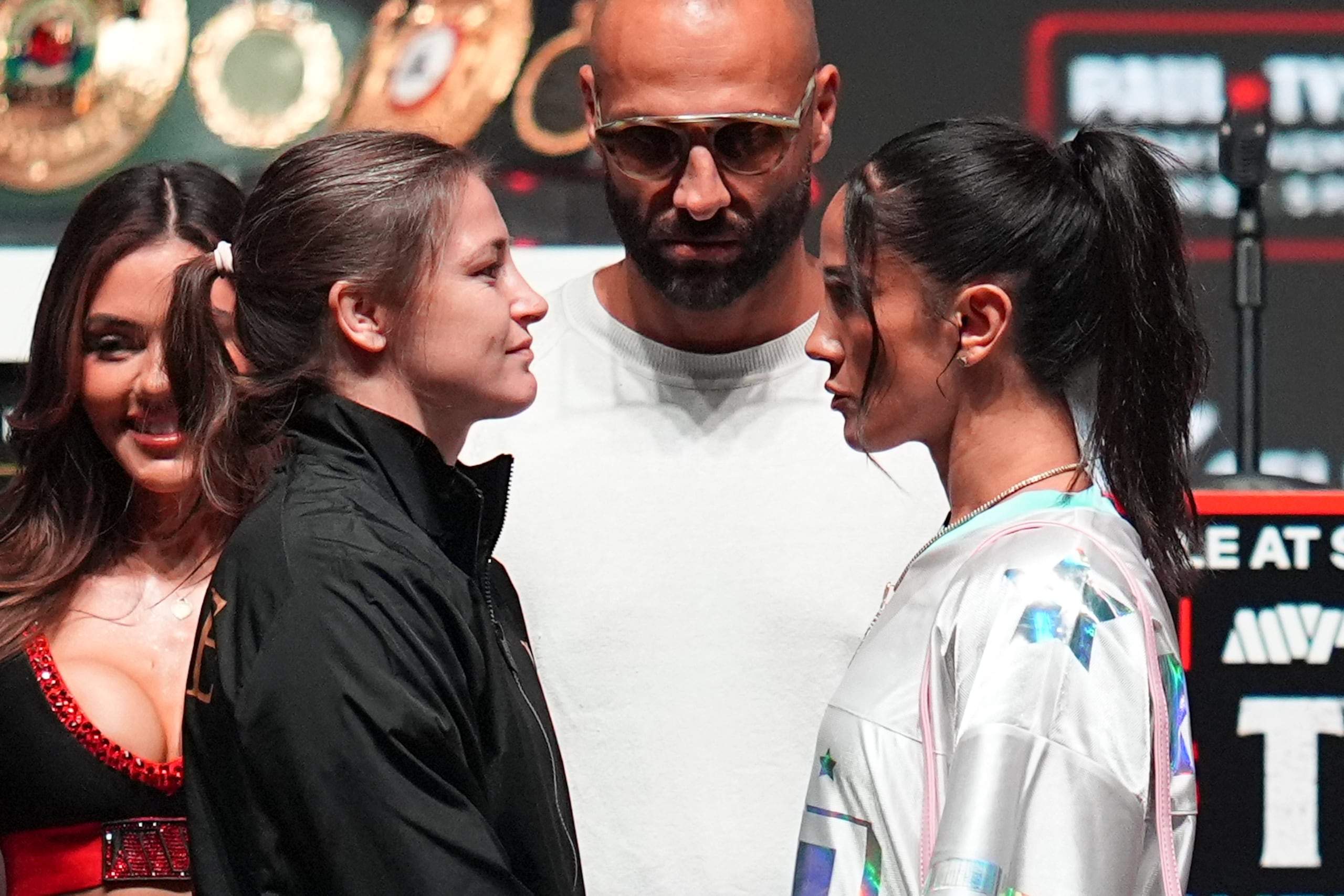 Katie Taylor frente a la puertorriqueña Amanda Serrano en conferencia de prensa antes de su combate por el título mundial de peso superligero en la misma cartelera de Mike Tyson y Jake paul el miércoles 13 de noviembre del 2024.