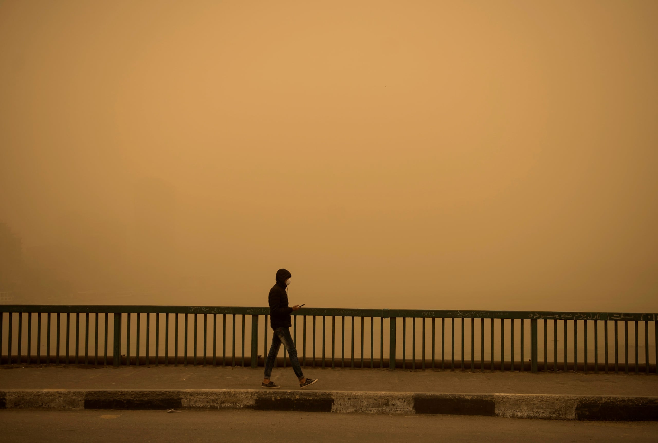 Las tormentas presentan un desafío para lograr el desarrollo sostenible.
En la foto, un hombre sale a caminar durante una tormenta de arena en El Cairo, Egipto, en una fotografía de archivo. (EFE/ Mohamed Hossam)