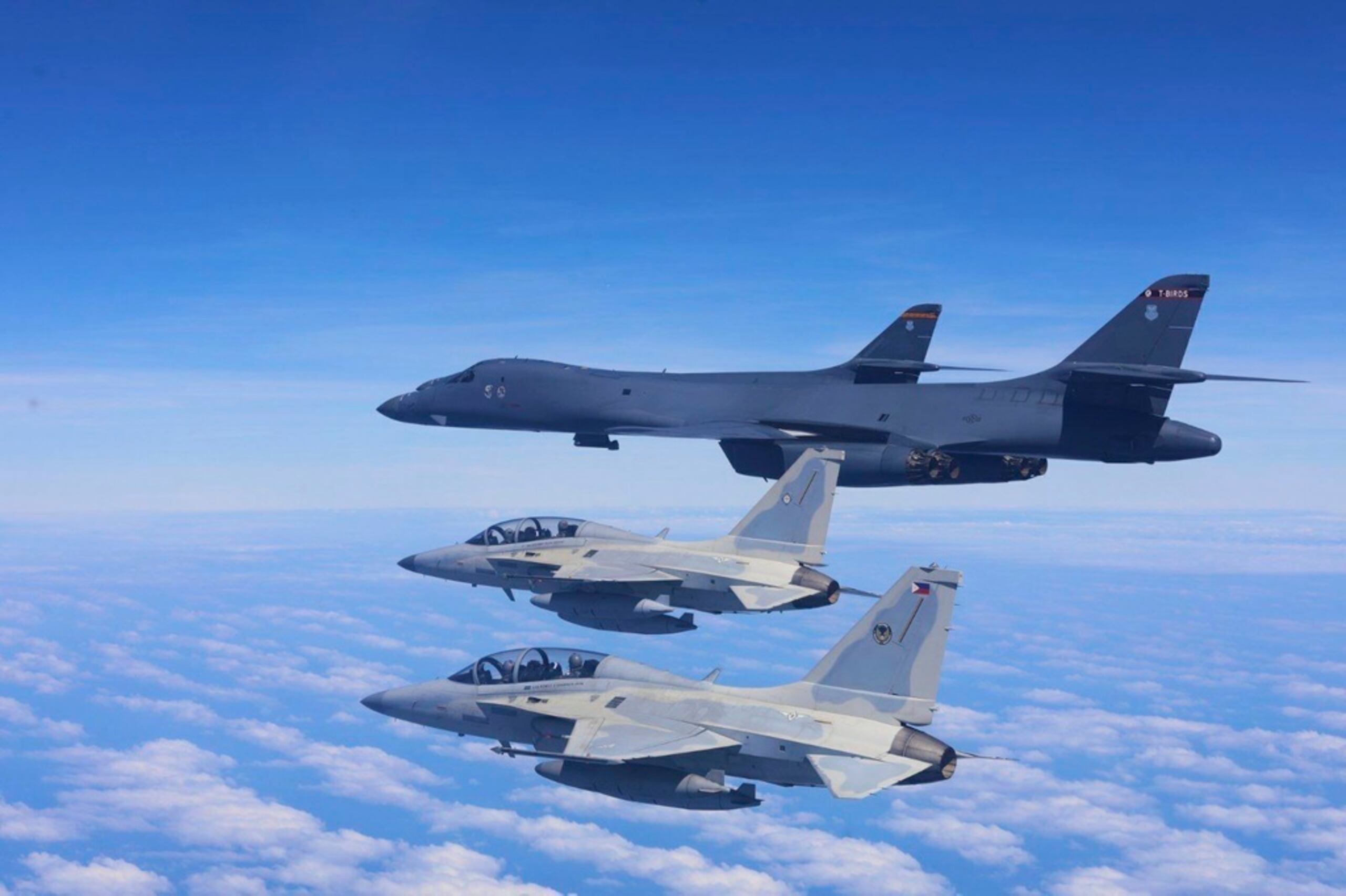 Dos cazas FA-50 de la Fuerza Aérea filipina vuelan con dos bombarderos B-1 de la Fuerza Aérea estadounidense durante una patrulla conjunta y maniobras sobre el Mar de China Meridional, el 4 de febrero de 2025.