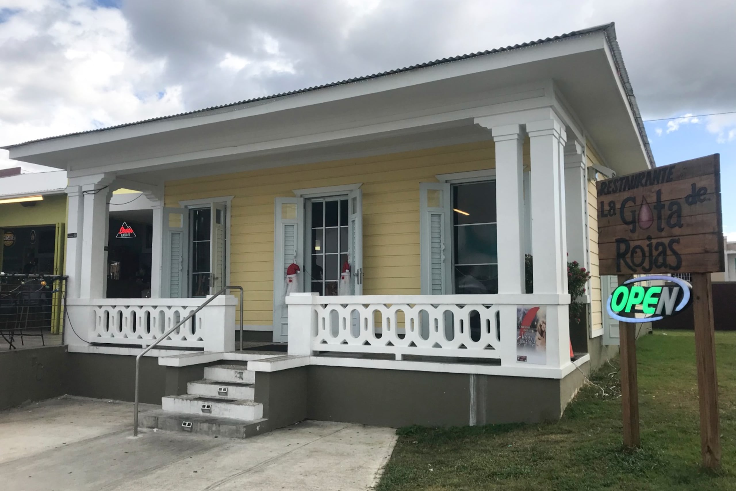 Este es el restaurante La Gota de Rojas, que se construyó en un estorbo público rehabilitado.