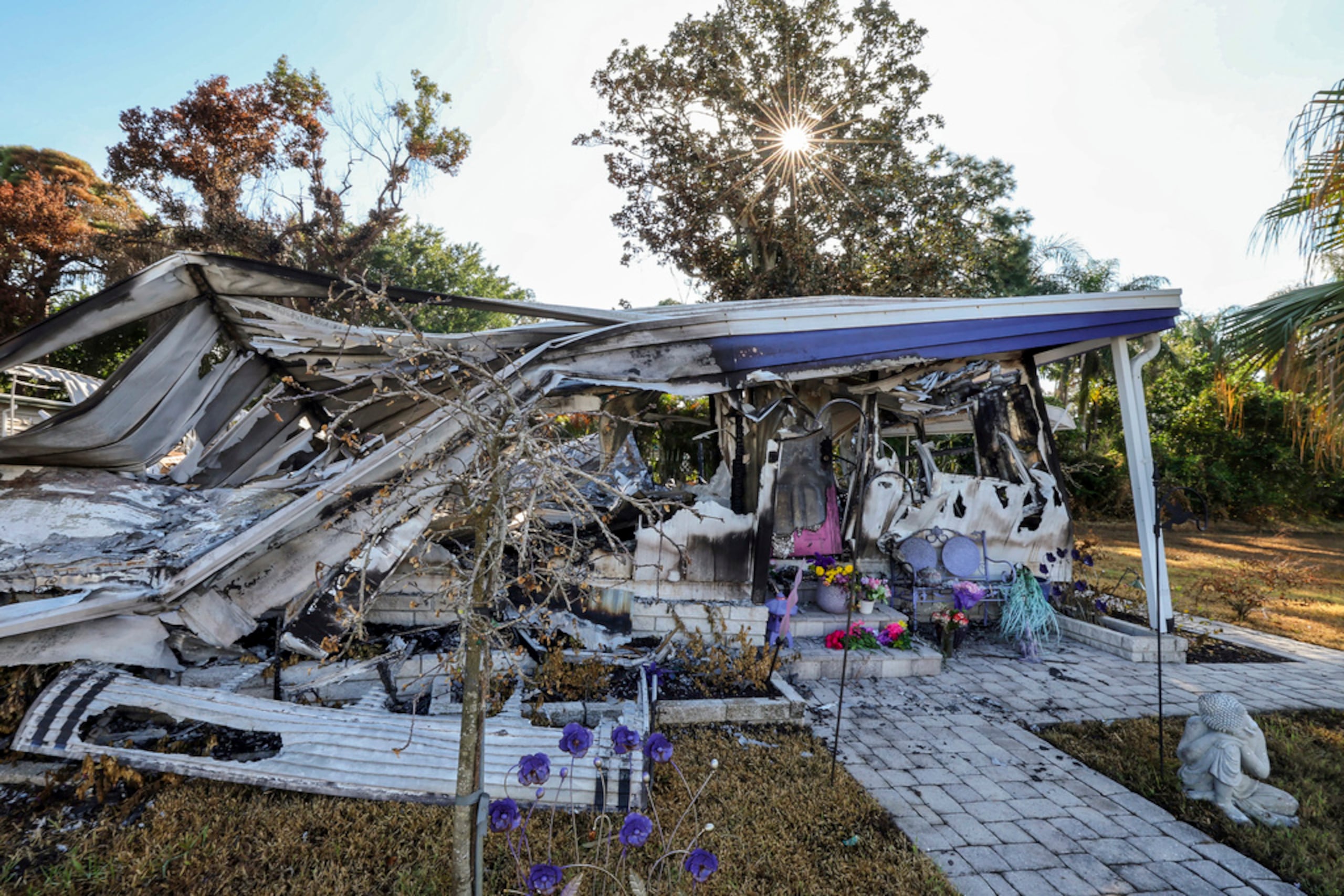 Los restos de la casa de Patricia Mikos, quien murió cuando la vivienda se incendió durante el huracán Helene, en Dunedin, Florida.