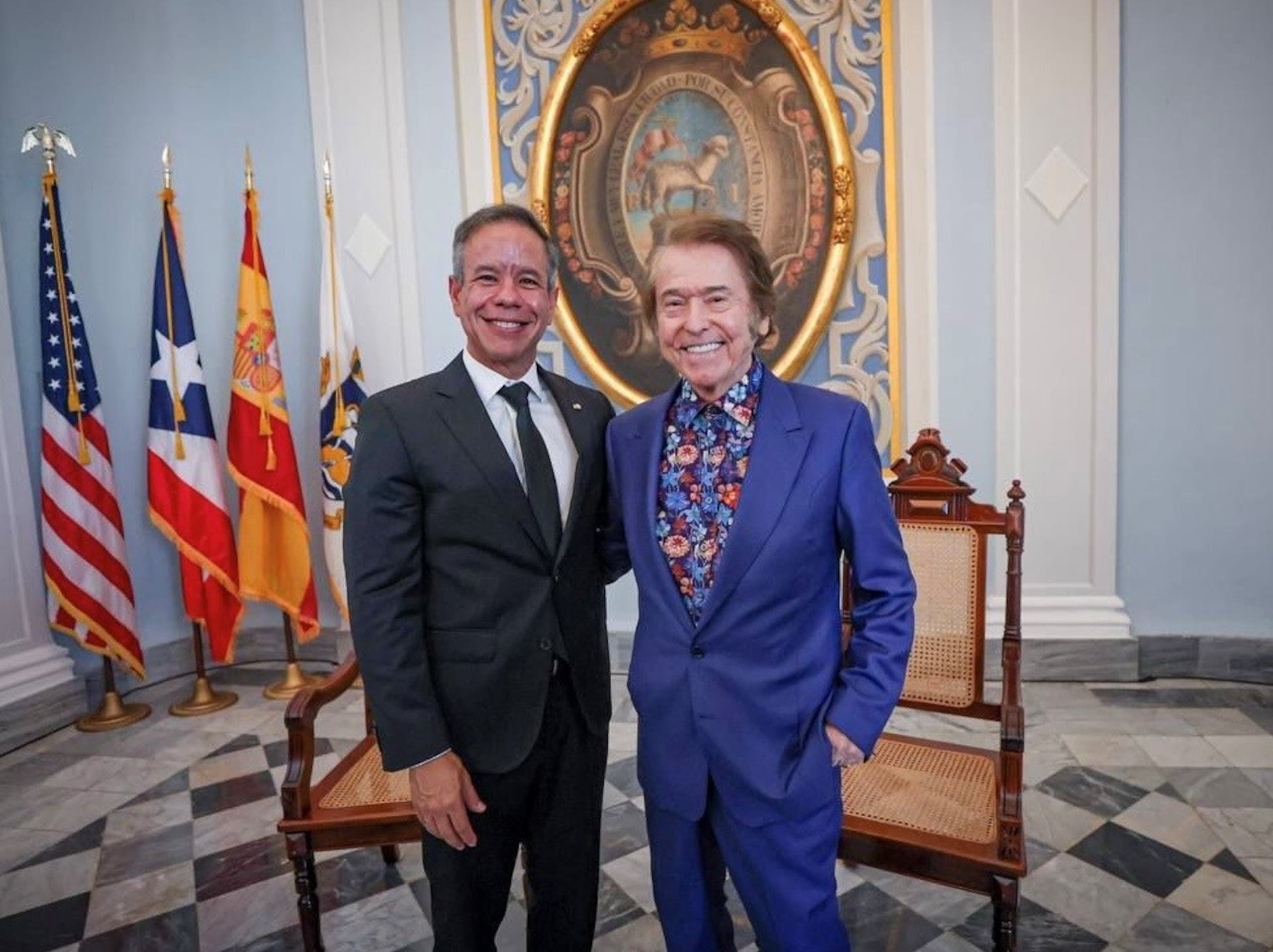 El artista español Raphael Martos, considerado una de las figuras más importantes e influyentes de la música en español y una leyenda viva de la canción romántica a nivel internacional, recibió la llave de la ciudad de San Juan a manos del alcalde Miguel Romero.
