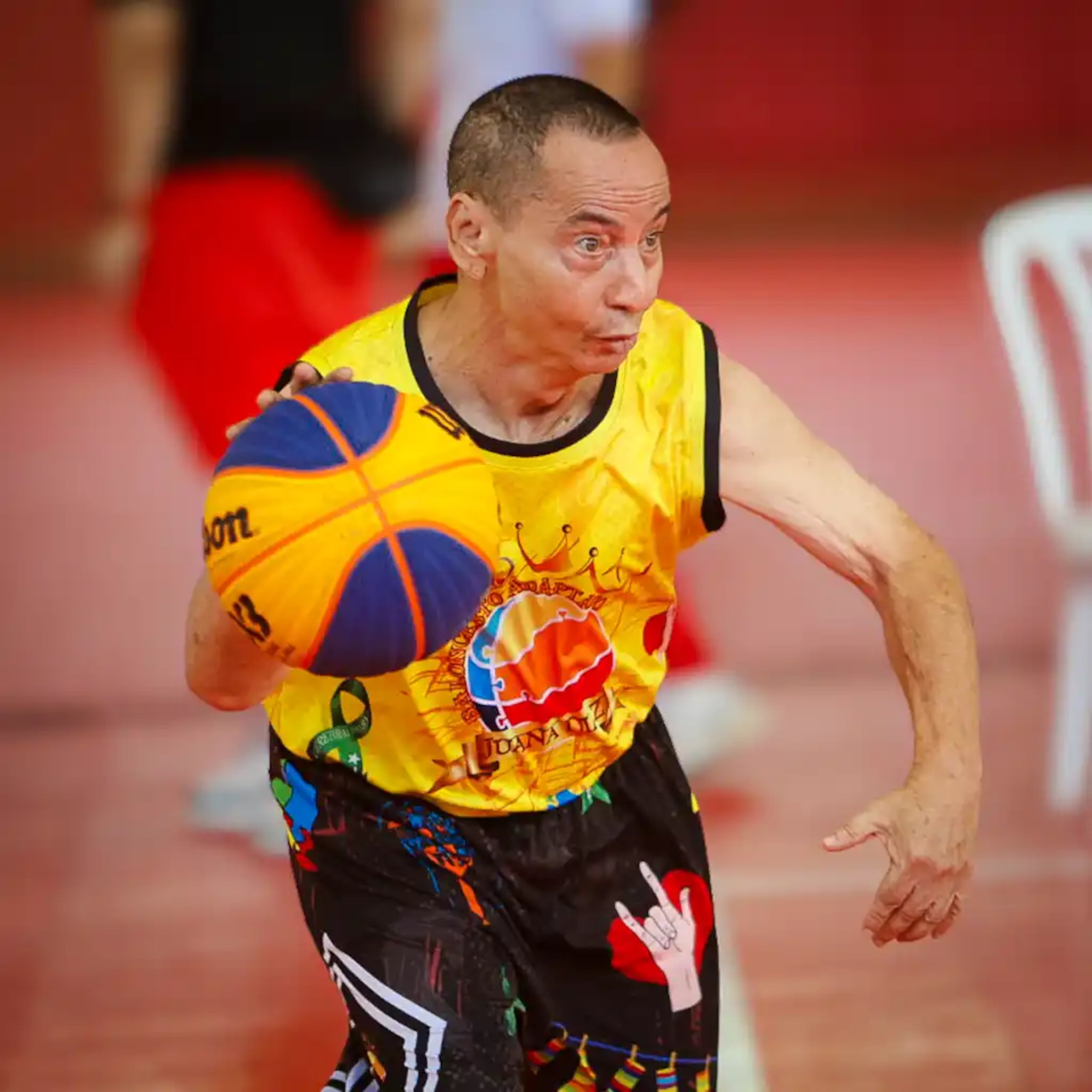 Manuel Rodríguez hace una movida en uno de los juegos del torneo de Baloncesto Adaptado de Special Olympics Puerto Rico.