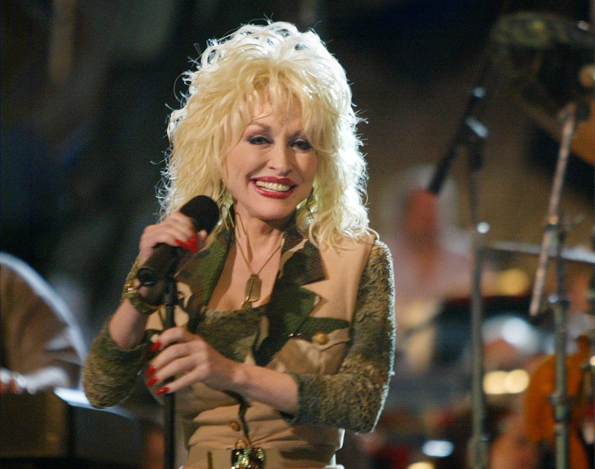 Imagen de la cobertura de: Dolly Parton habla de una canción que no podrá escucharse hasta 2046