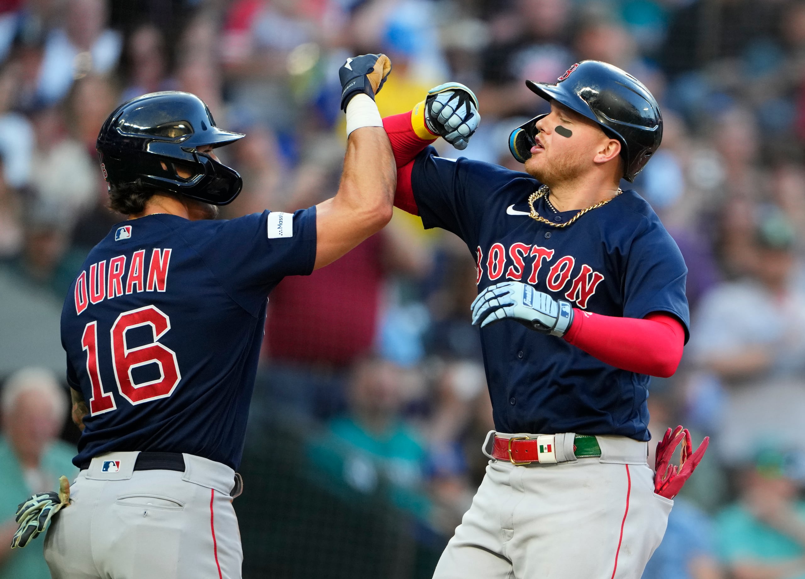 Alex Cora se ha visto muchas veces teniendo que exigir a Alex Verdugo, a la derecha, que se emplee con intensidad en el terreno de juego.