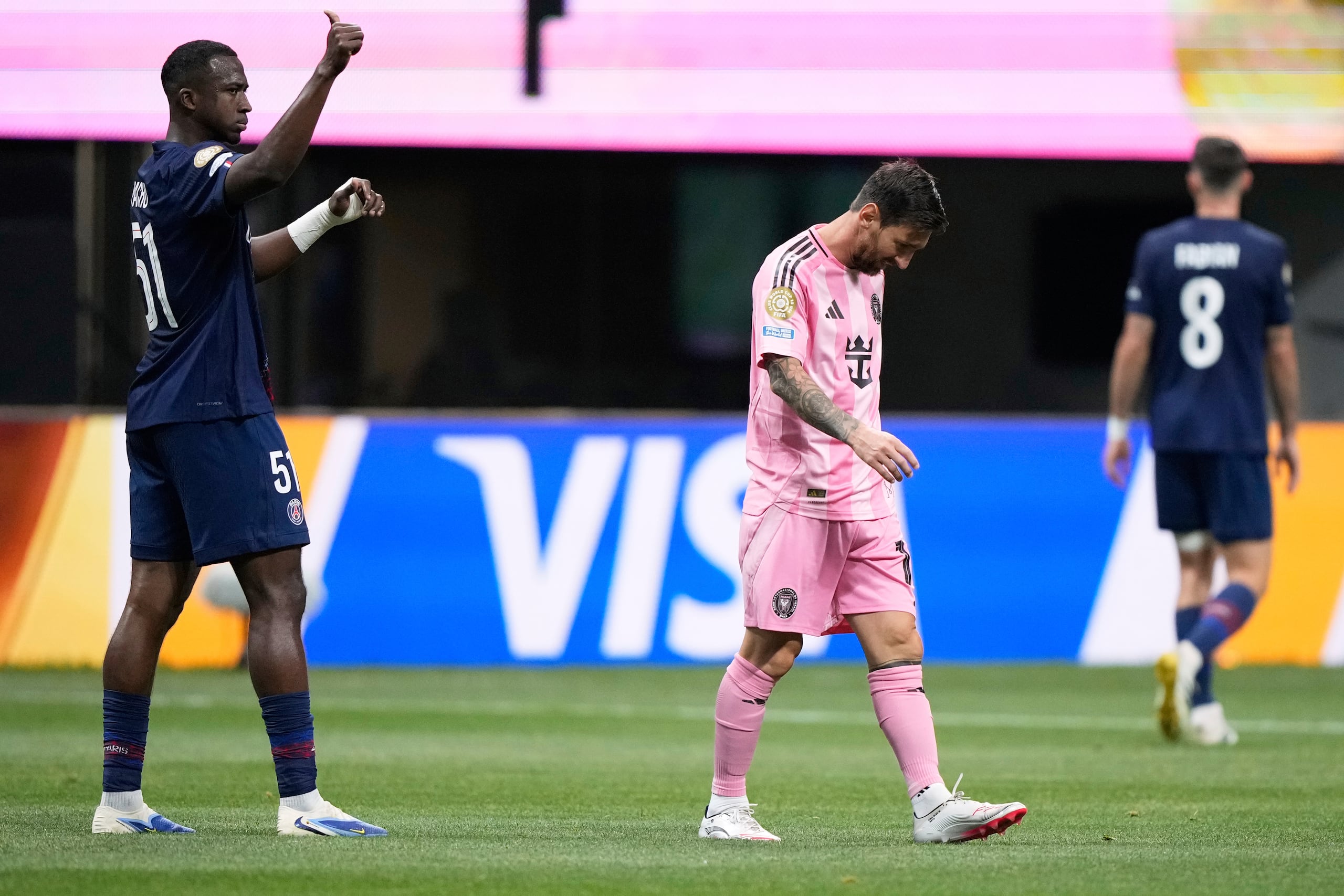 Willian Pacho del Paris Saint-Germain, izquierda, hace una señal mientras Lionel Messi del Inter de Miami, centro, se aleja durante el partido de fútbol de octavos de final del Mundial de Clubes.