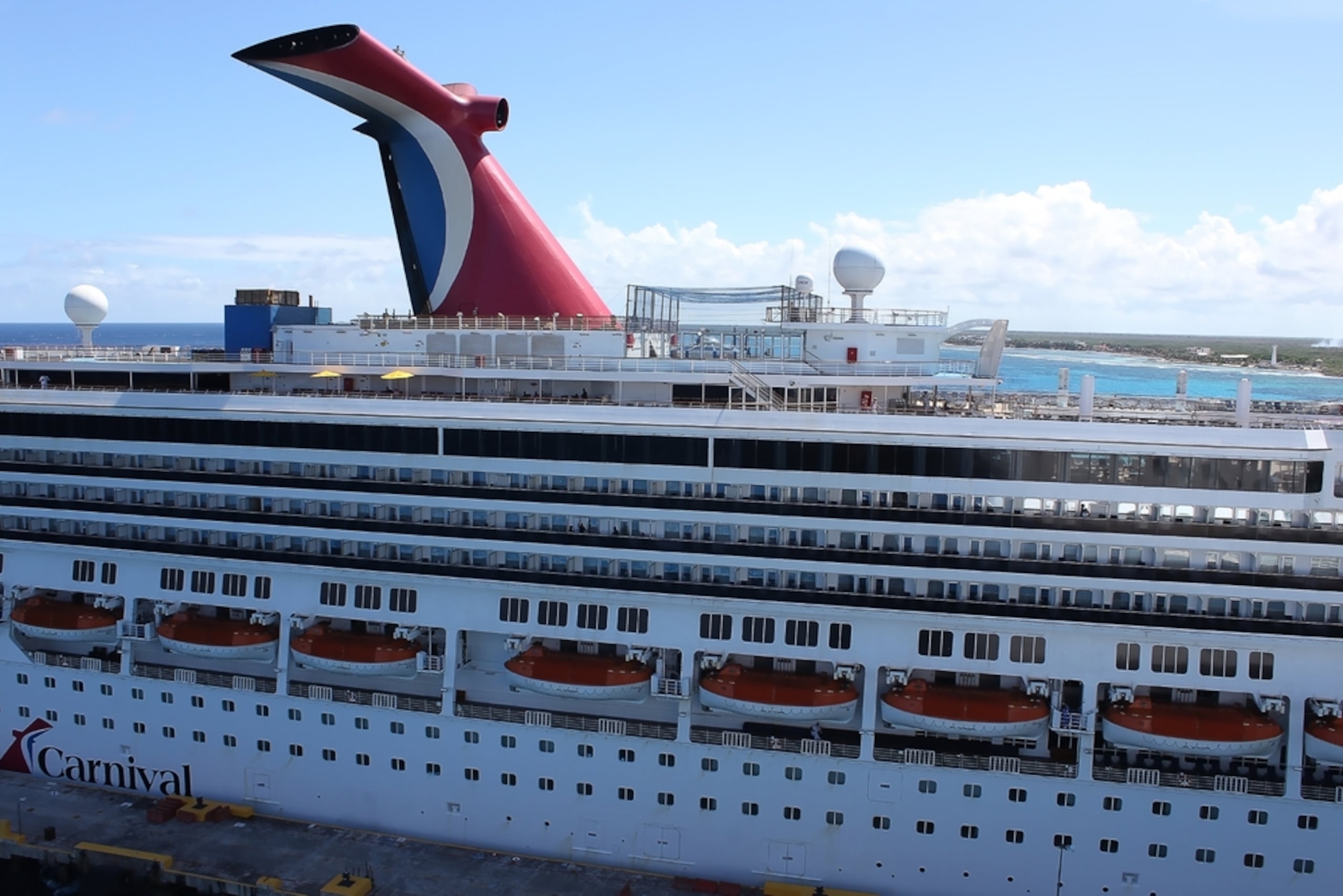 La policía de Bermudas indicó que los oficiales de seguridad a bordo de un crucero de Carnival detuvieron a los sospechosos.