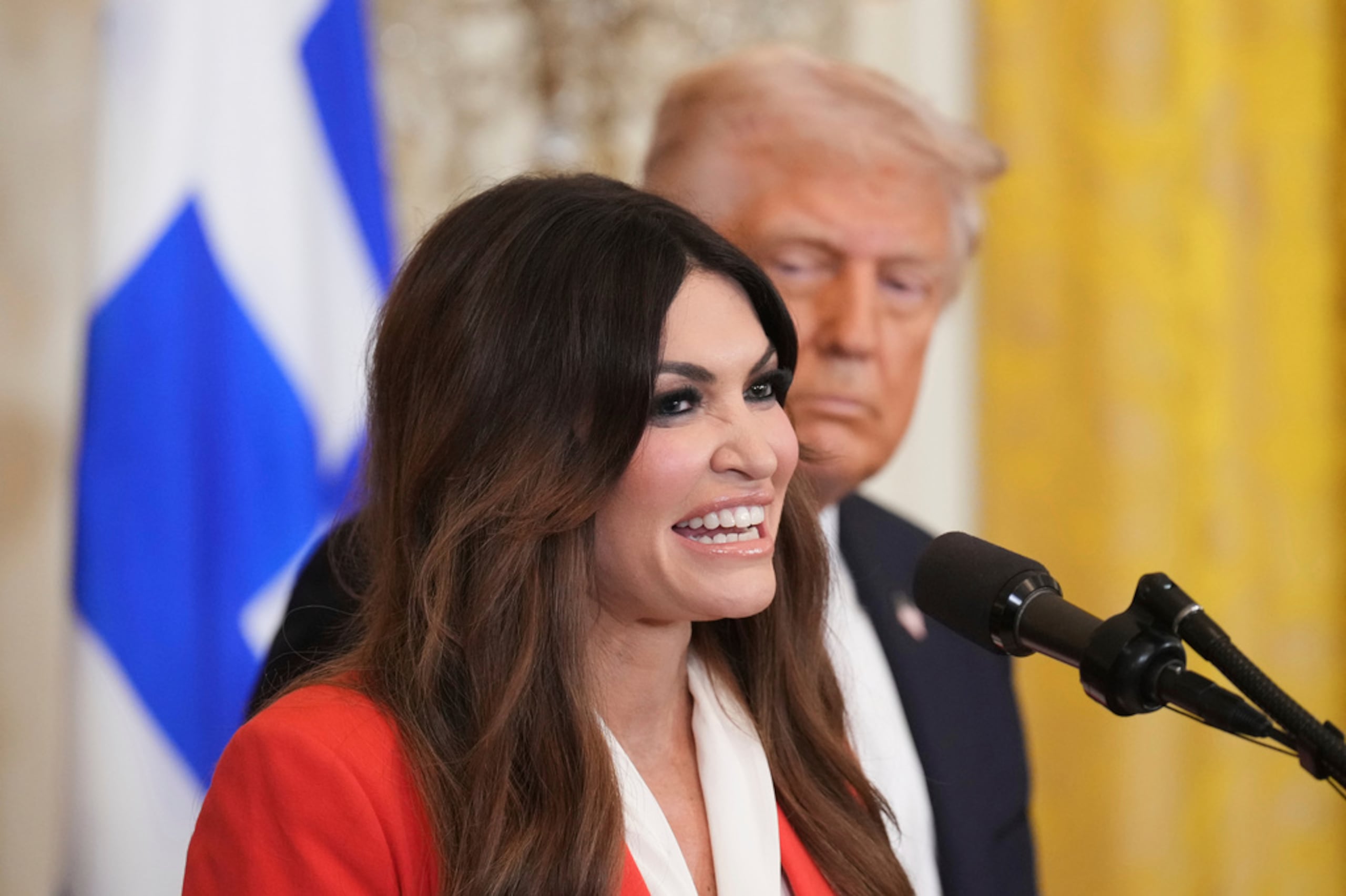 El presidente Donald Trump escucha a Kimberly Guilfoyle en una recepción para celebrar el Día de la Independencia de Grecia en la Sala Este de la Casa Blanca, el 24 de marzo de 2025, en Washington.