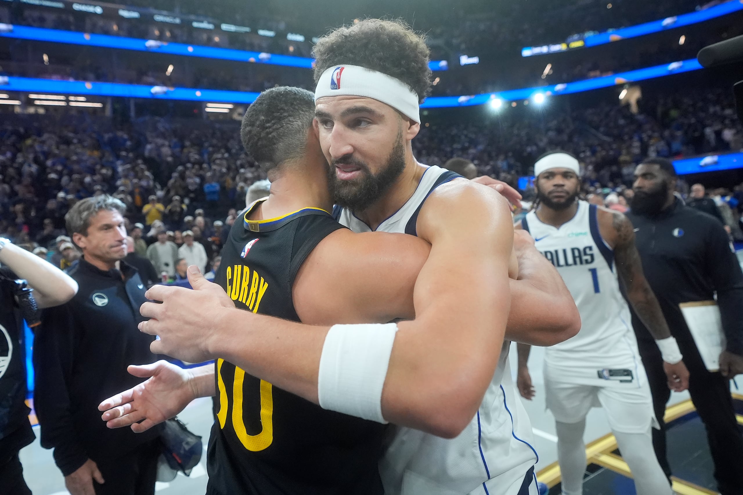 Stephen Curry (izquierda), de los Warriors de Golden State, abraza a Klay Thompson, de los Mavericks de Dallas, tras el partido del martes 12 de noviembre de 2024.