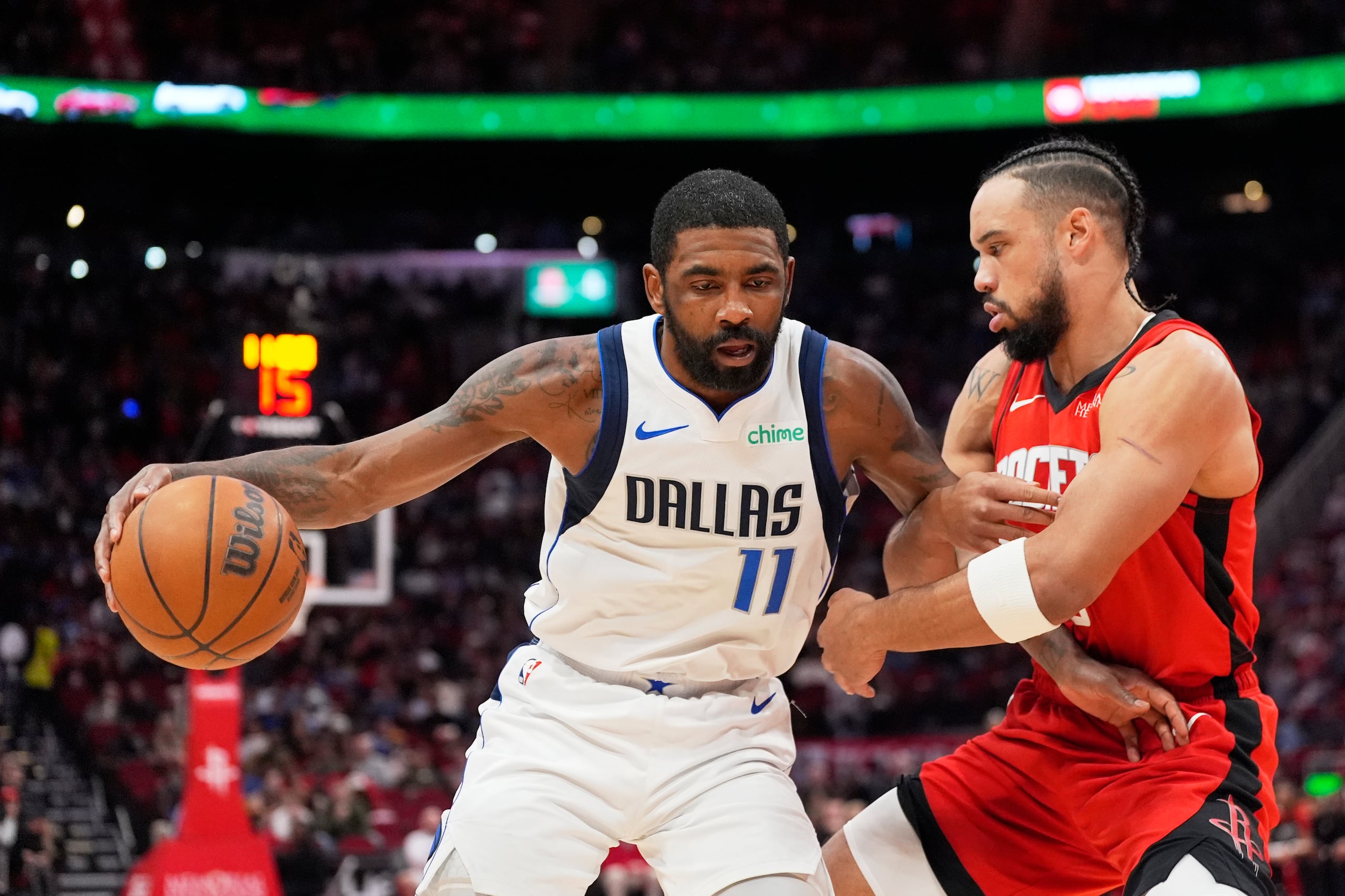 Kyrie Irving de los Mavericks de Dallas se defiende de la cobertura de Dillon Brooks de los Rockets de Houston el miércoles primero del 2025.