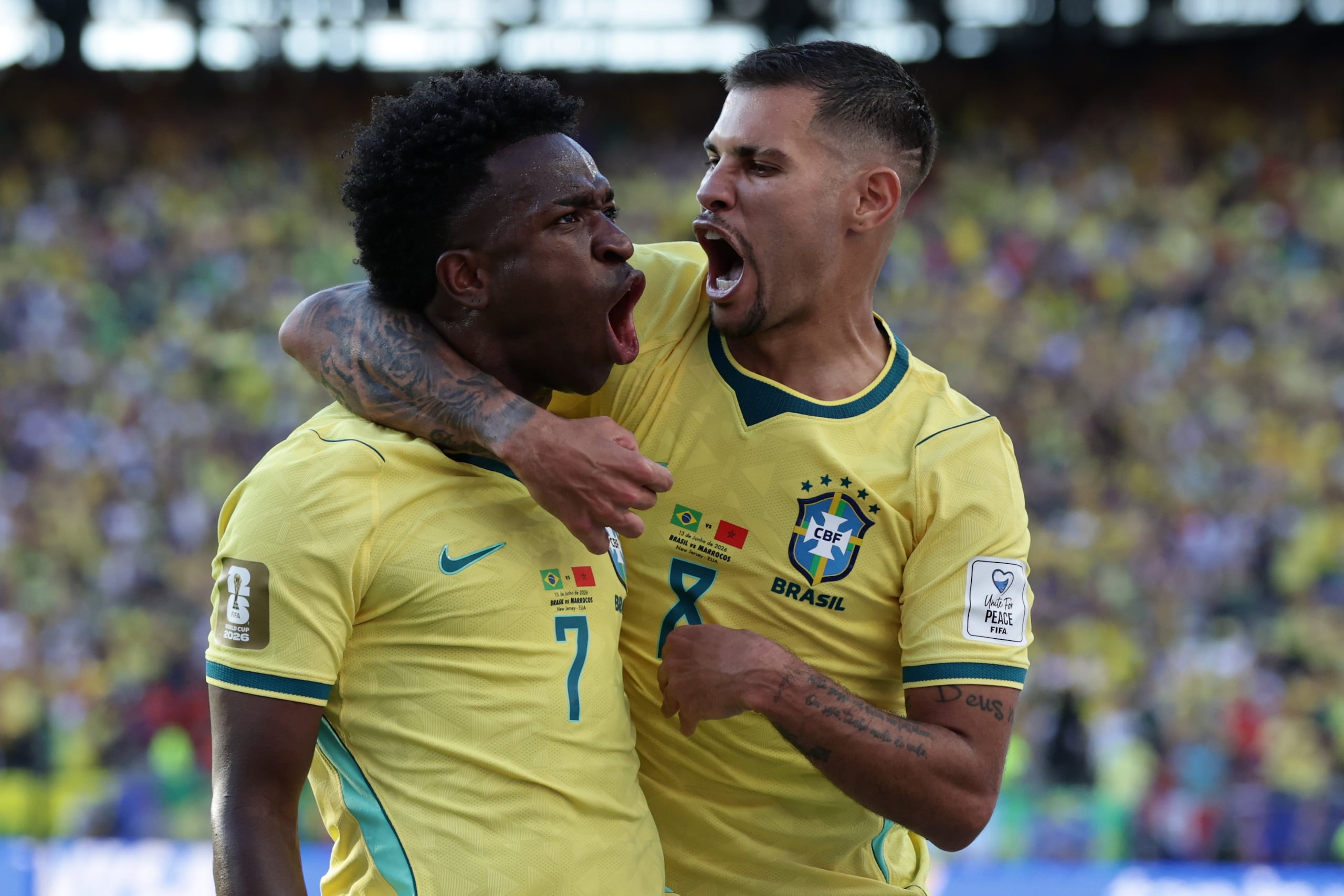 Vinícius Júnior celebra con Bruno Guimaraes tras marcar el gol de Brasil en el empate contra Marruecos.