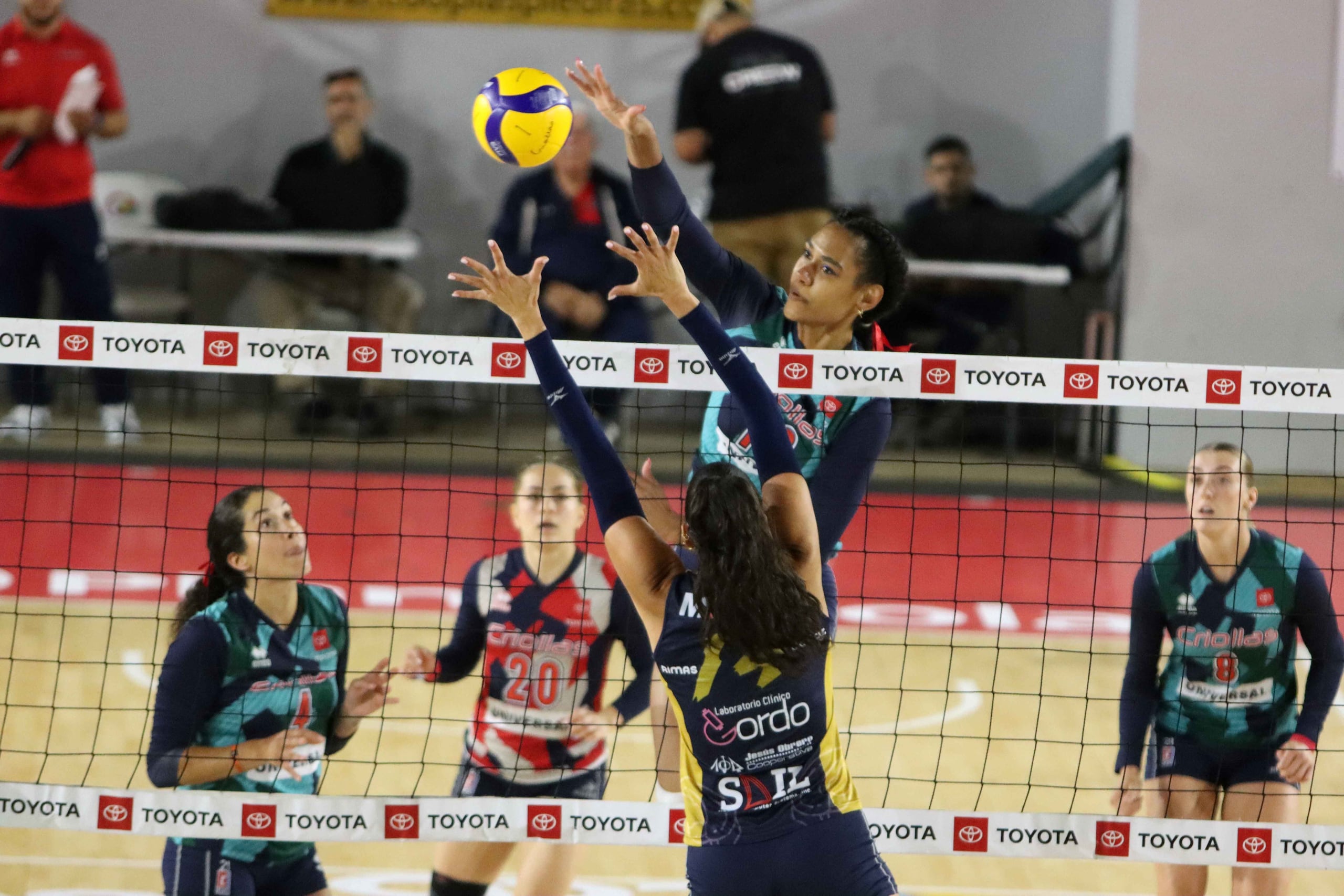 Alba Hernández de las Criollas ataca por el medio en el tercer duelo.