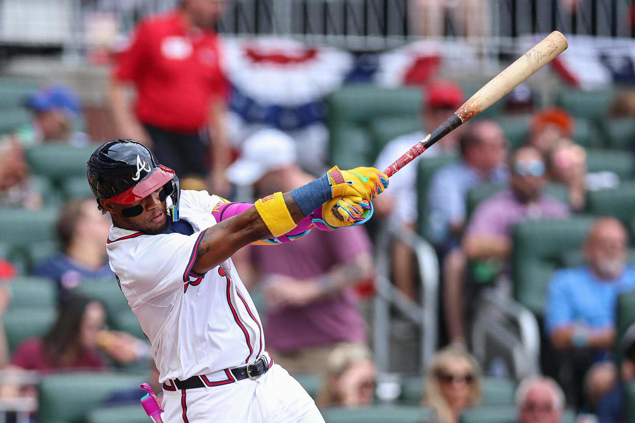 Ronald Acuña Jr., de los Braves de Atlanta, batea ante los Padres de San Diego, el domingo.