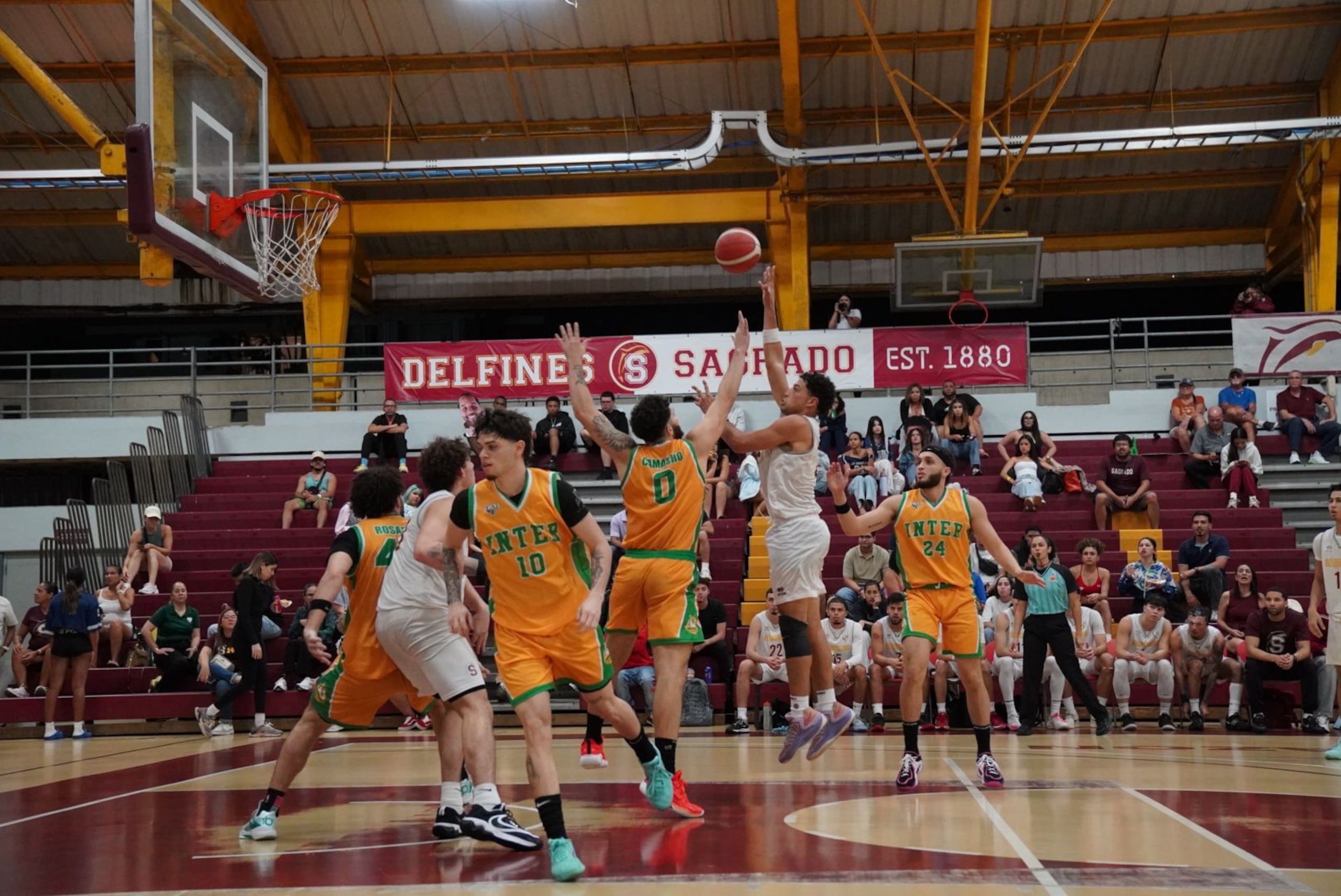 Los Tigres de la Universidad Interamericana de Puerto Rico (UIPR) resistieron una furiosa reacción de los Delfines de la Universidad del Sagrado Corazón (USC) para llevarse el primer juego de su serie, 79-75.