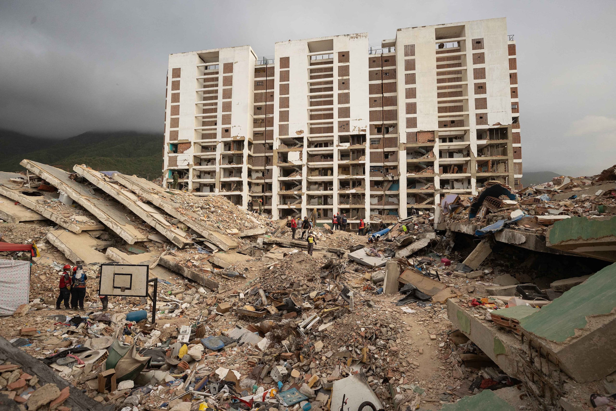 Su supervivencia, después de 29 días bajo toneladas de escombros, se ha convertido en un símbolo de resistencia para los venezolanos que continúan enfrentando las consecuencias de los terremotos.