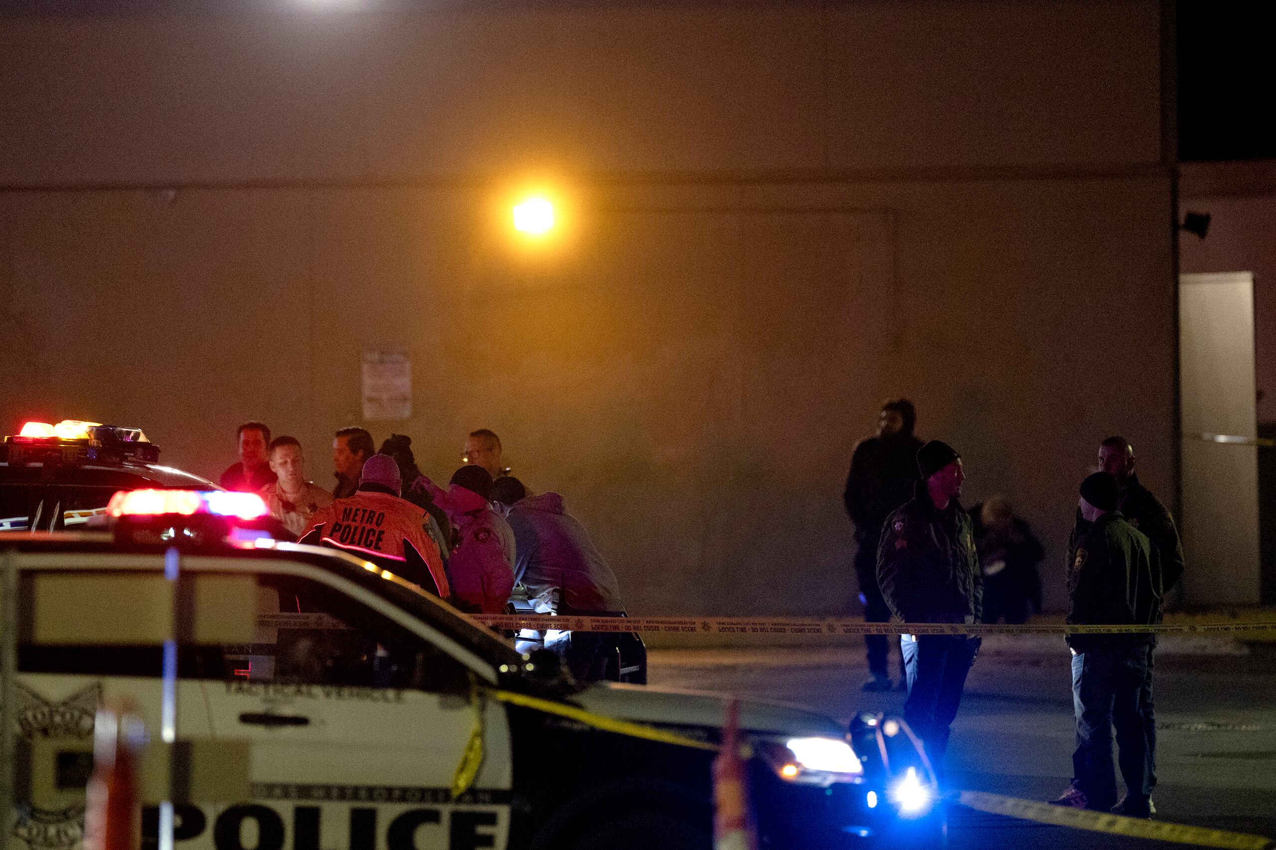 El tiroteo ocurrió después de que la policía de Los Ángeles anunciara el viernes que busca a un sospechoso por matar a tiros a tres indigentes en incidentes separados del mes pasado.