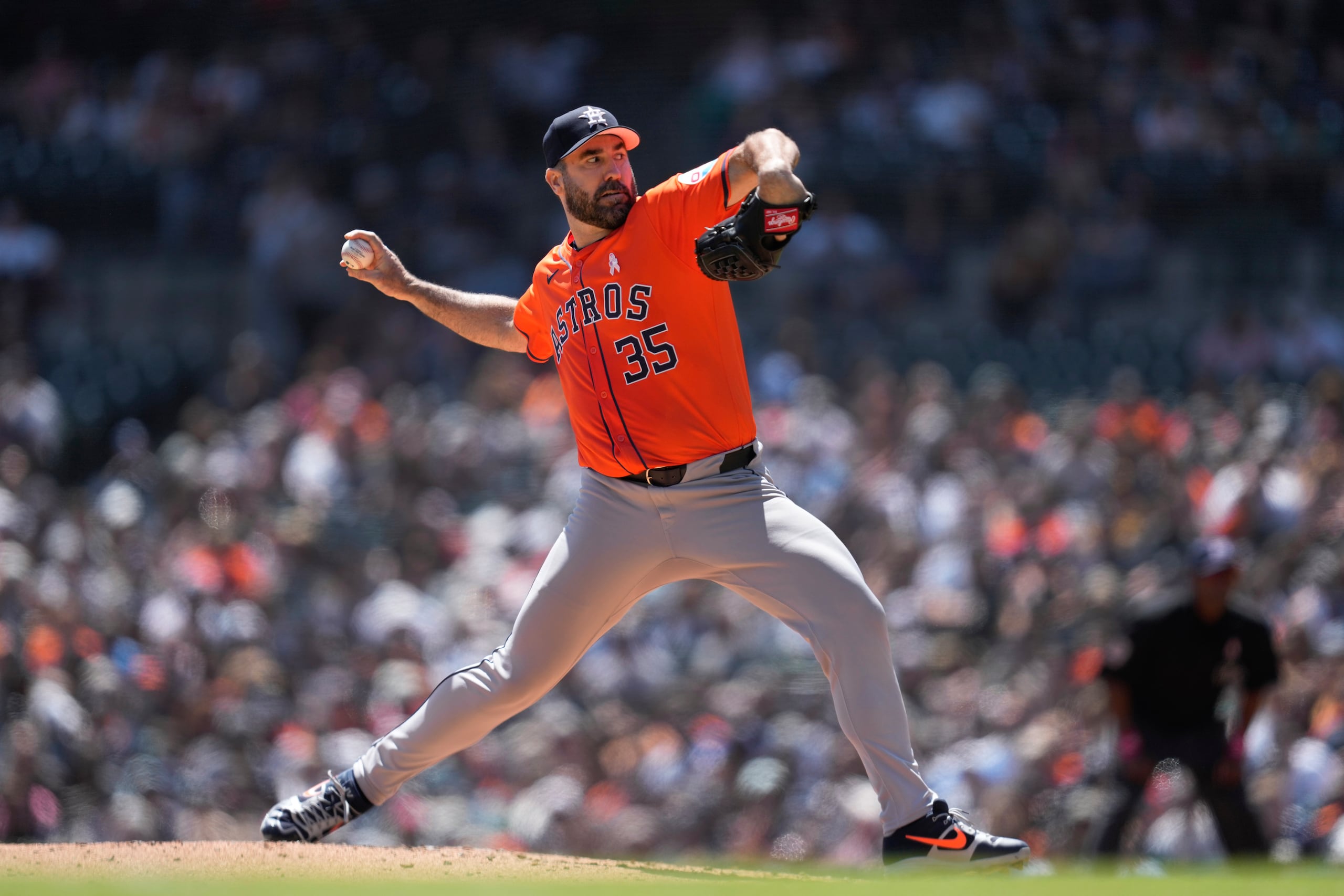 Justin Verlander, de los Astros de Houston, lanza ante los Tigers de Detroit hoy domingo.